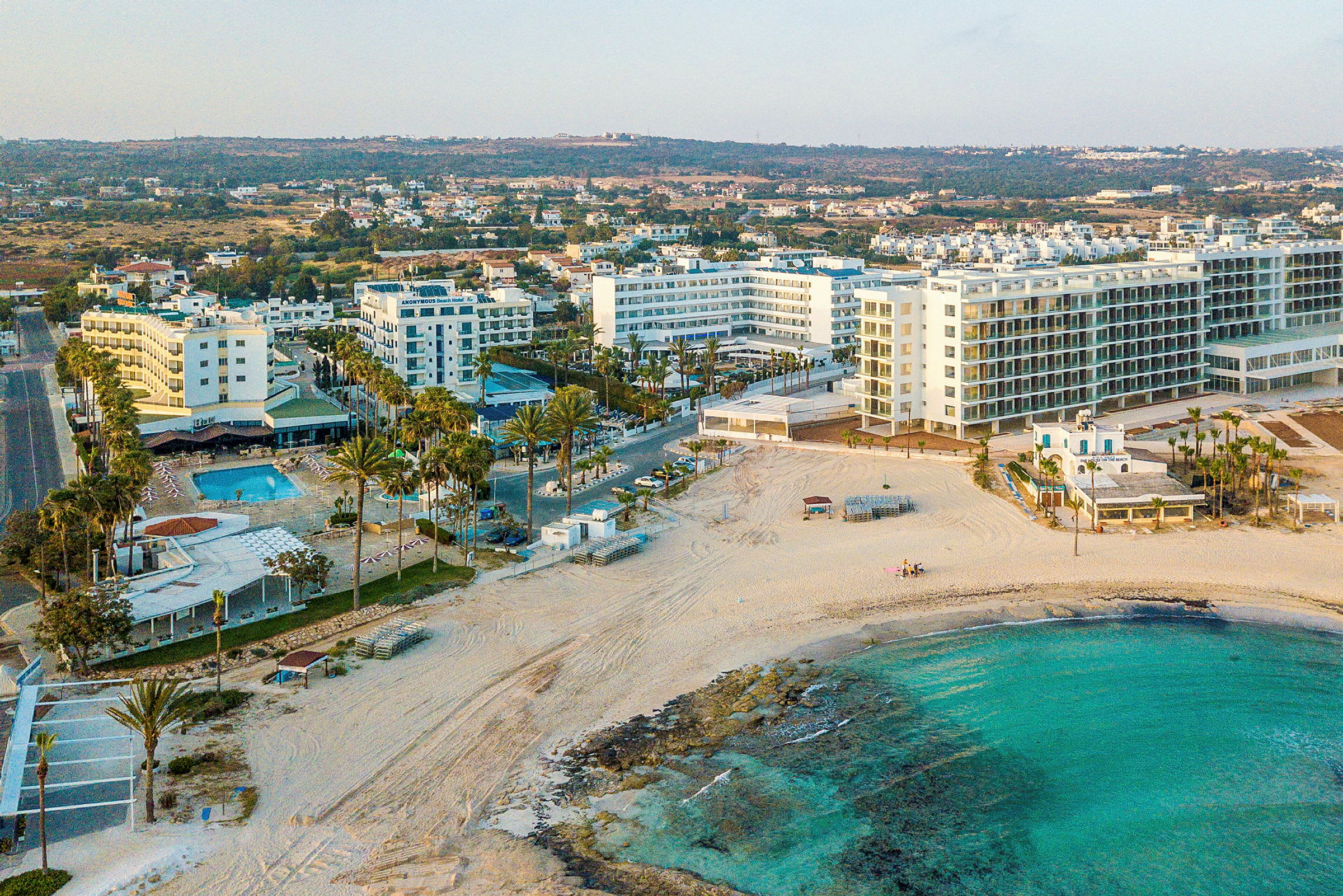 Utsikt over flere hotellbygninger ved en strand. (AI-generert tekst)