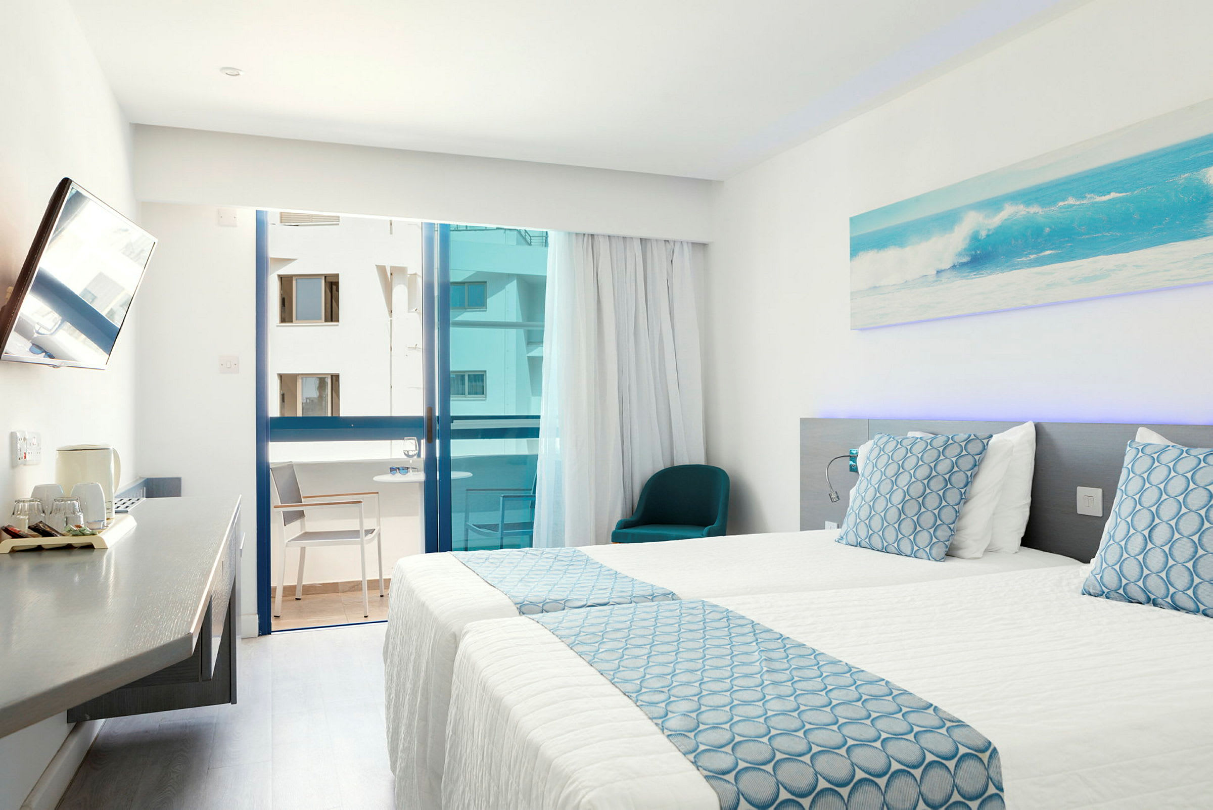 Hotellrom med to enkeltsenger og en balkong. (AI-generert tekst)