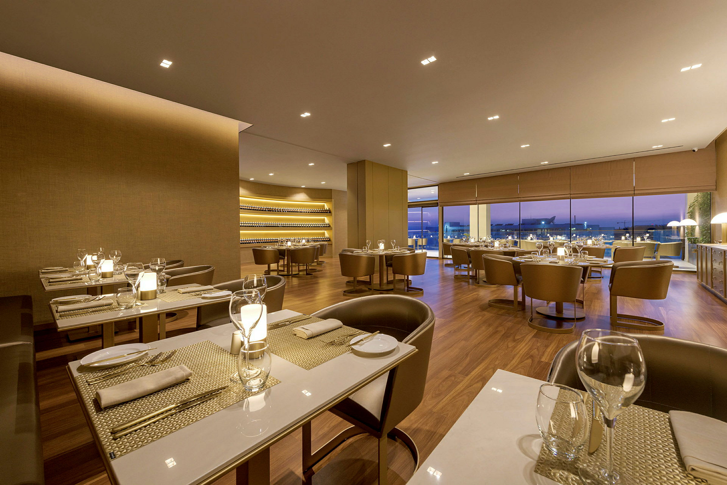 Moderne restaurant med dekte bord og vinduer mot utendørsområde. (AI-generert tekst)