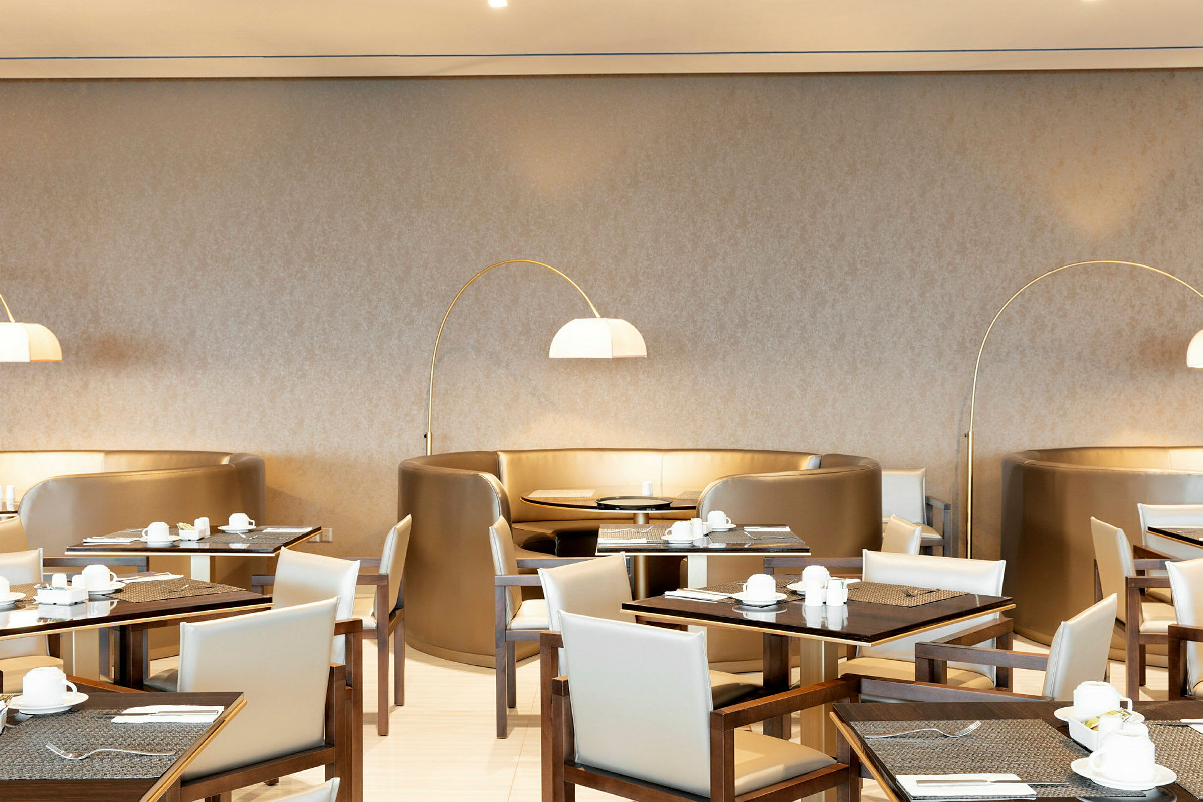 Restaurant med bord, stoler og bueformede sitteplasser. (AI-generert tekst)