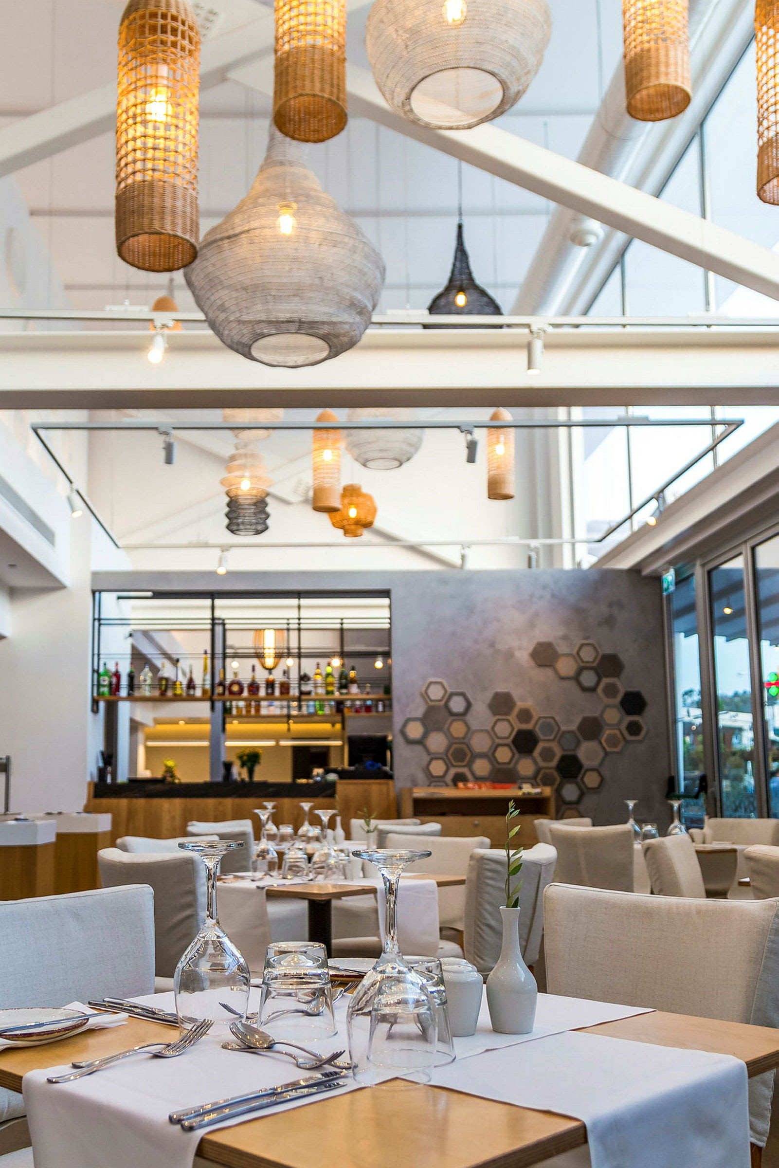 En moderne restaurant med elegant interiør, hvite bord og glassdetaljer. (AI-generert tekst)