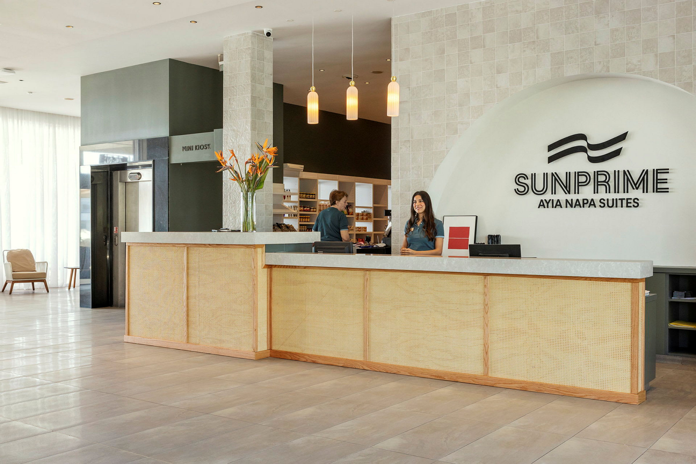 Resepsjonen på Sunprime Ayia Napa Suites. (AI-generert tekst)