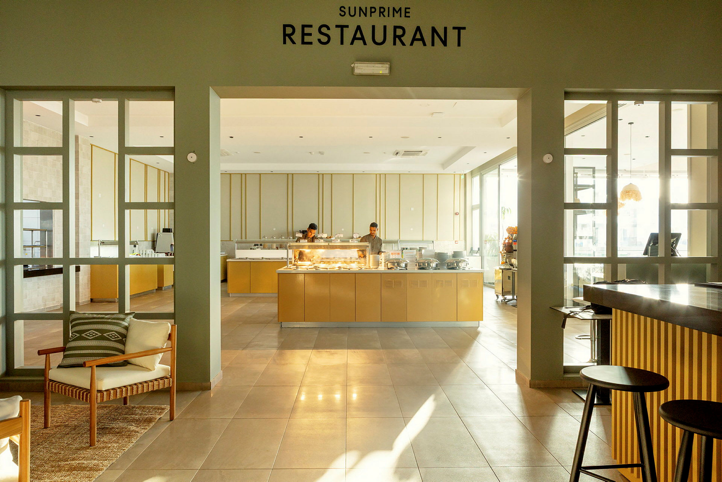 Interiør av en restaurant med et serveringsområde og sitteplasser. (AI-generert tekst)