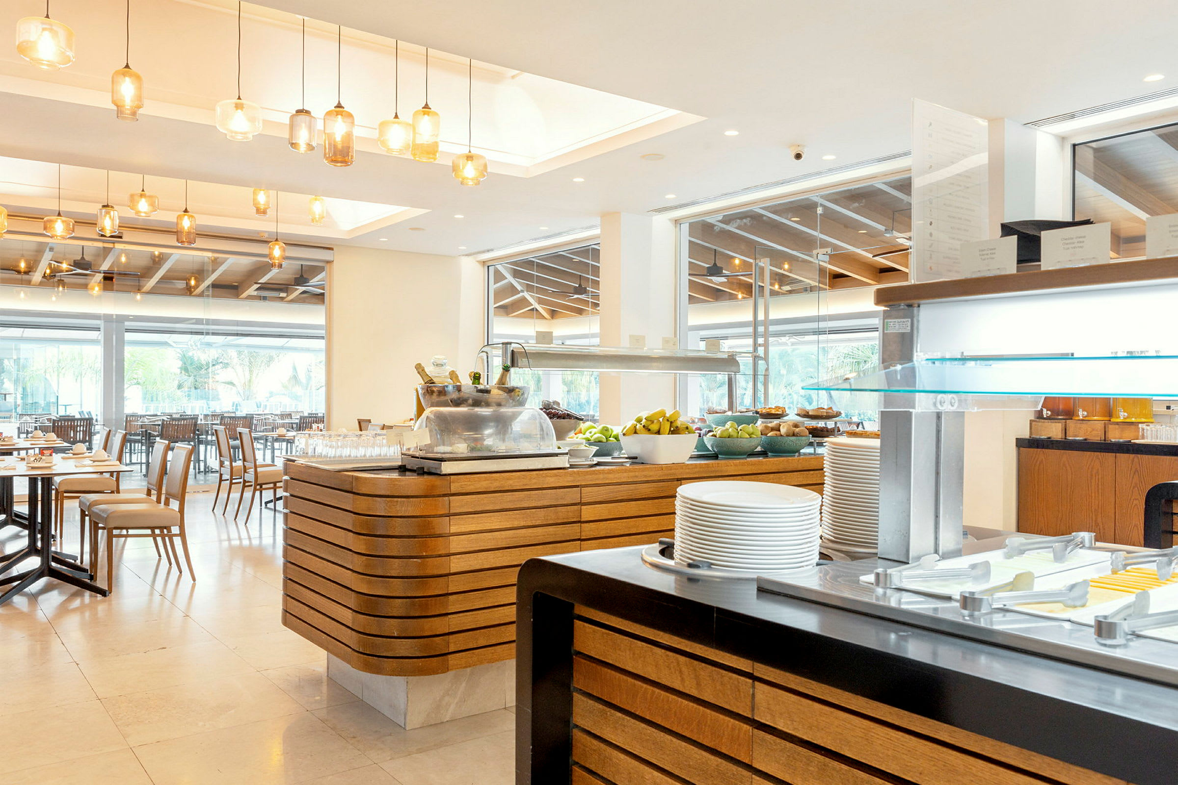 Restaurantinteriør med buffébord og sitteplasser. (AI-generert tekst)