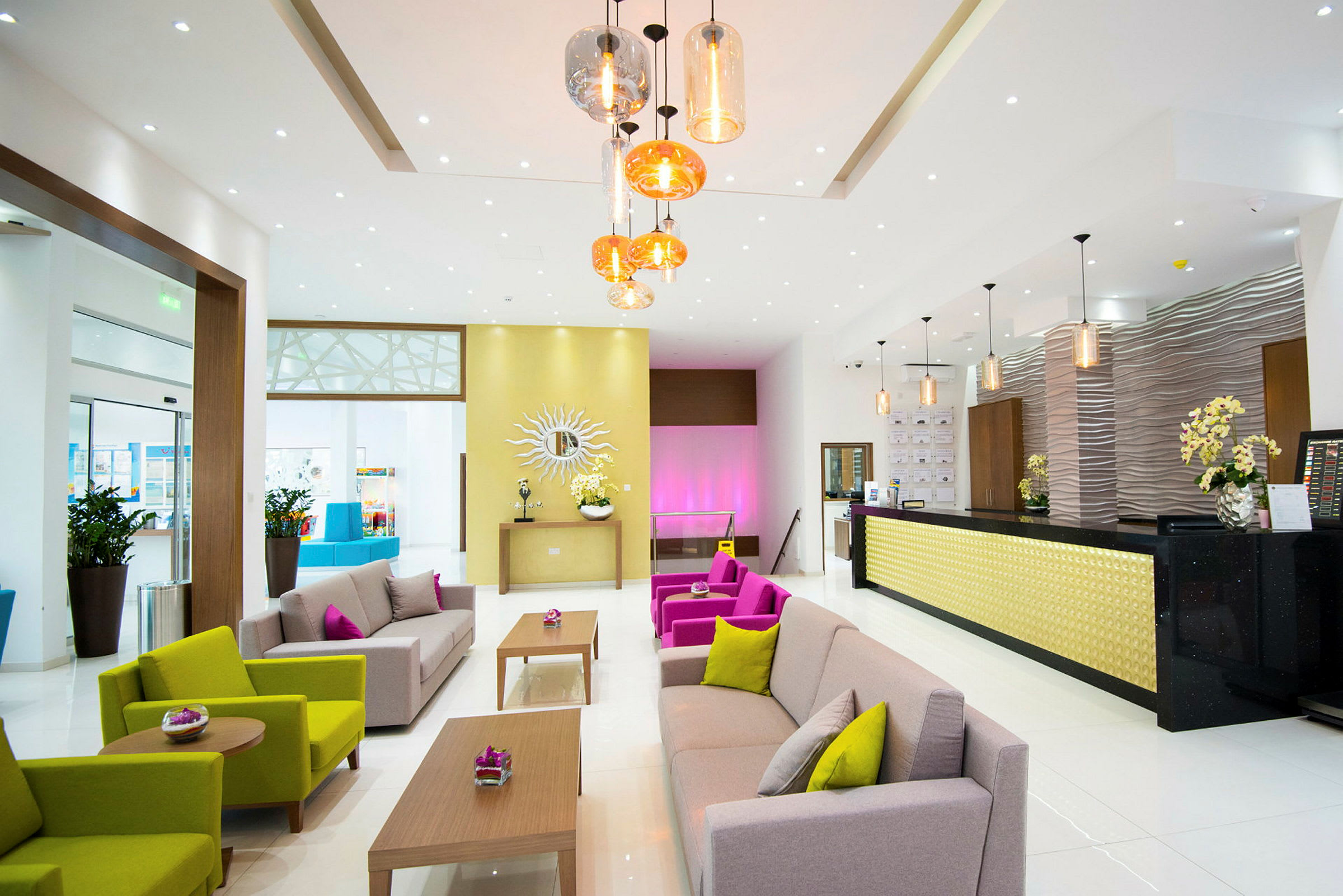 Interiør av en moderne hotellobby med møbler. (AI-generert tekst)