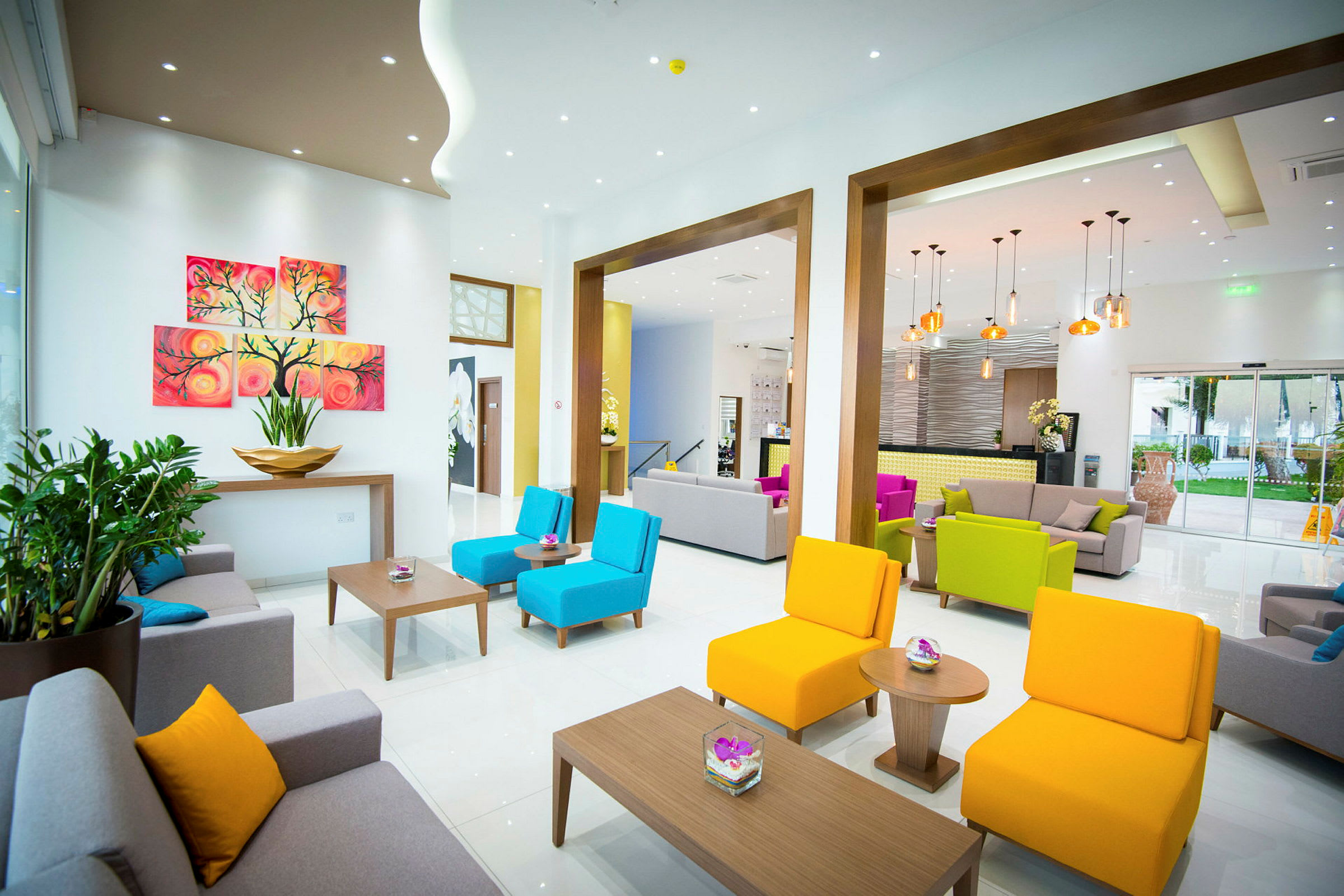 Fargerike møbler i en moderne hotellobby. (AI-generert tekst)