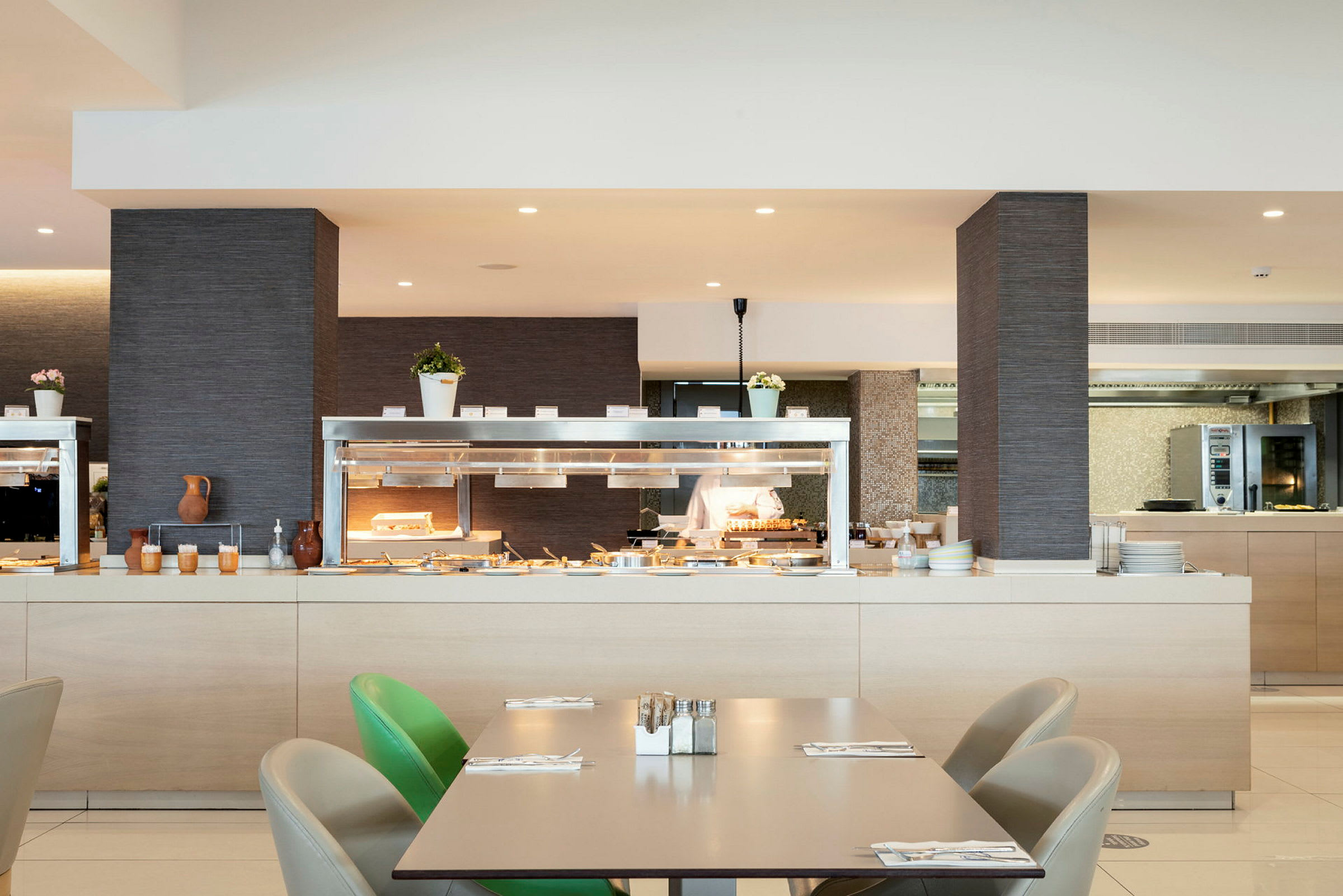 Bilde av en moderne buffet med mat og matlagingsstasjoner i en restaurant. (AI-generert tekst)