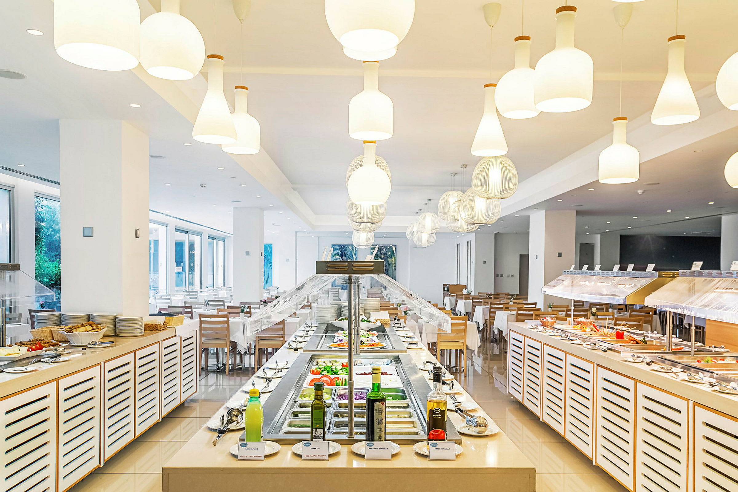 Bufféområde med salat og matstasjoner i en moderne restaurant. (AI-generert tekst)