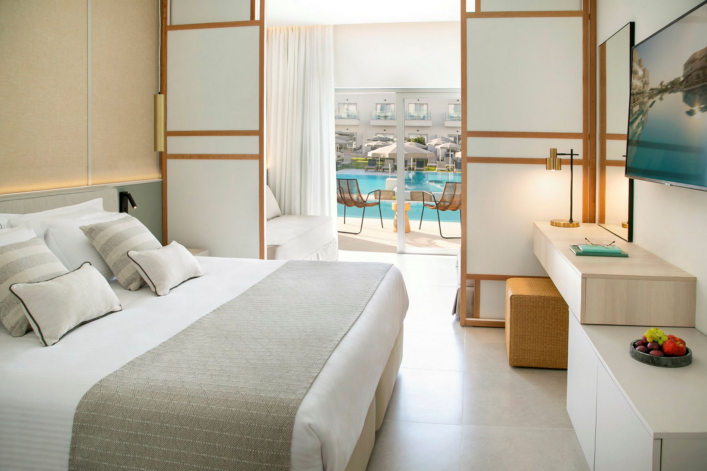 Moderne hotellrom med utsikt mot en solterrasse og hotellbasseng. (AI-generert tekst)