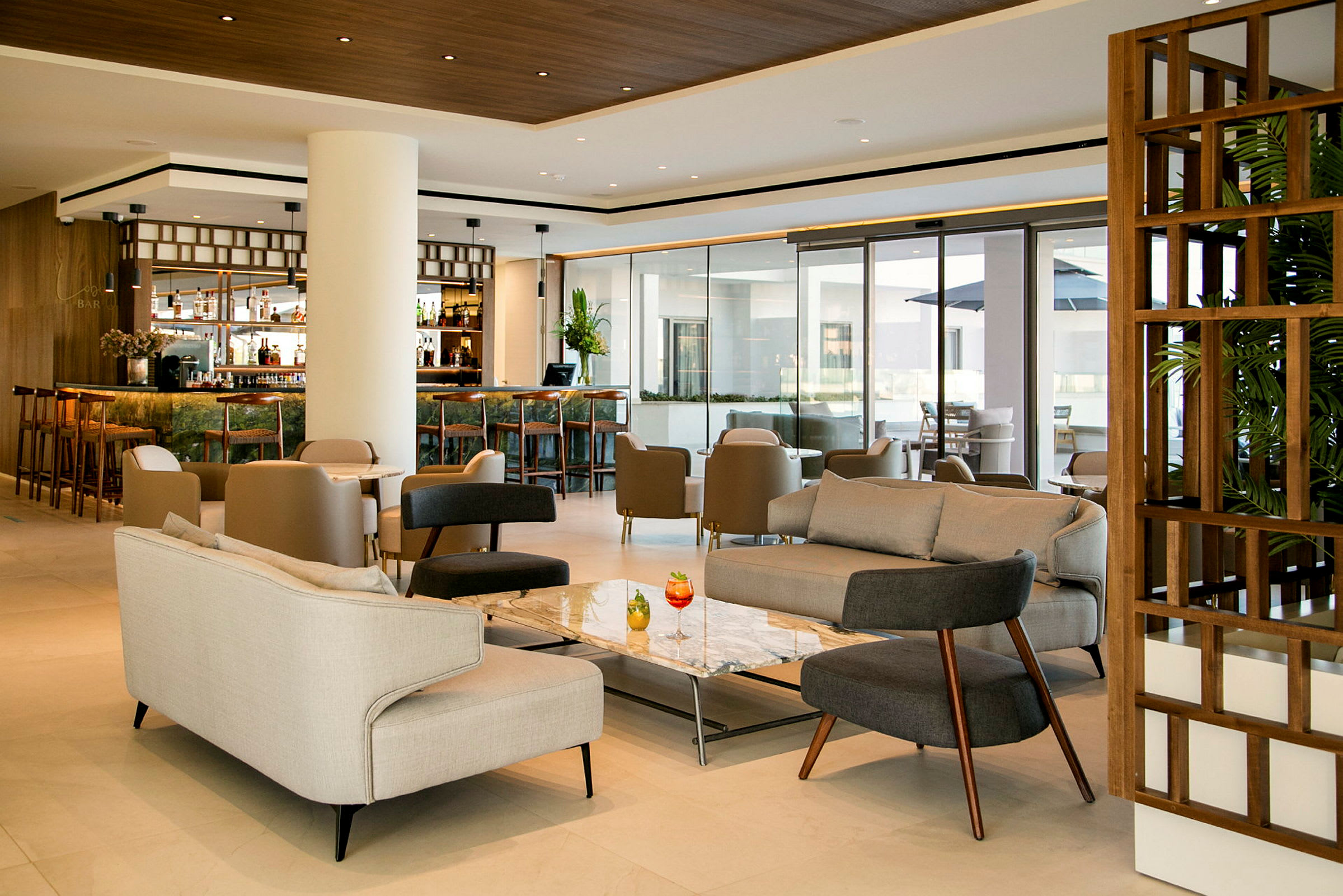 En elegant hotellobby med sitteplasser og en bar. (AI-generert tekst)