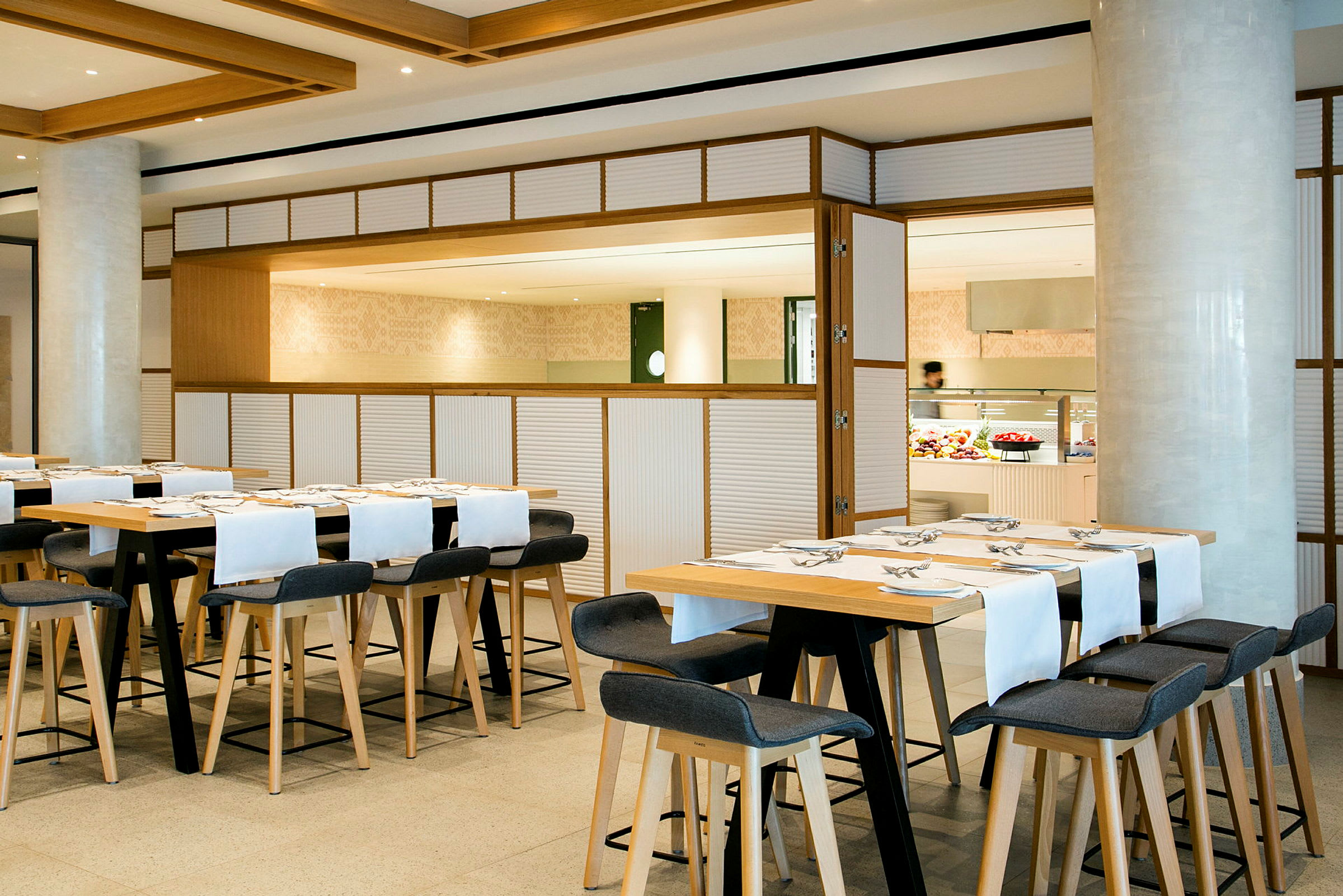 Moderne restaurant med stilige trebord og stoler. (AI-generert tekst)