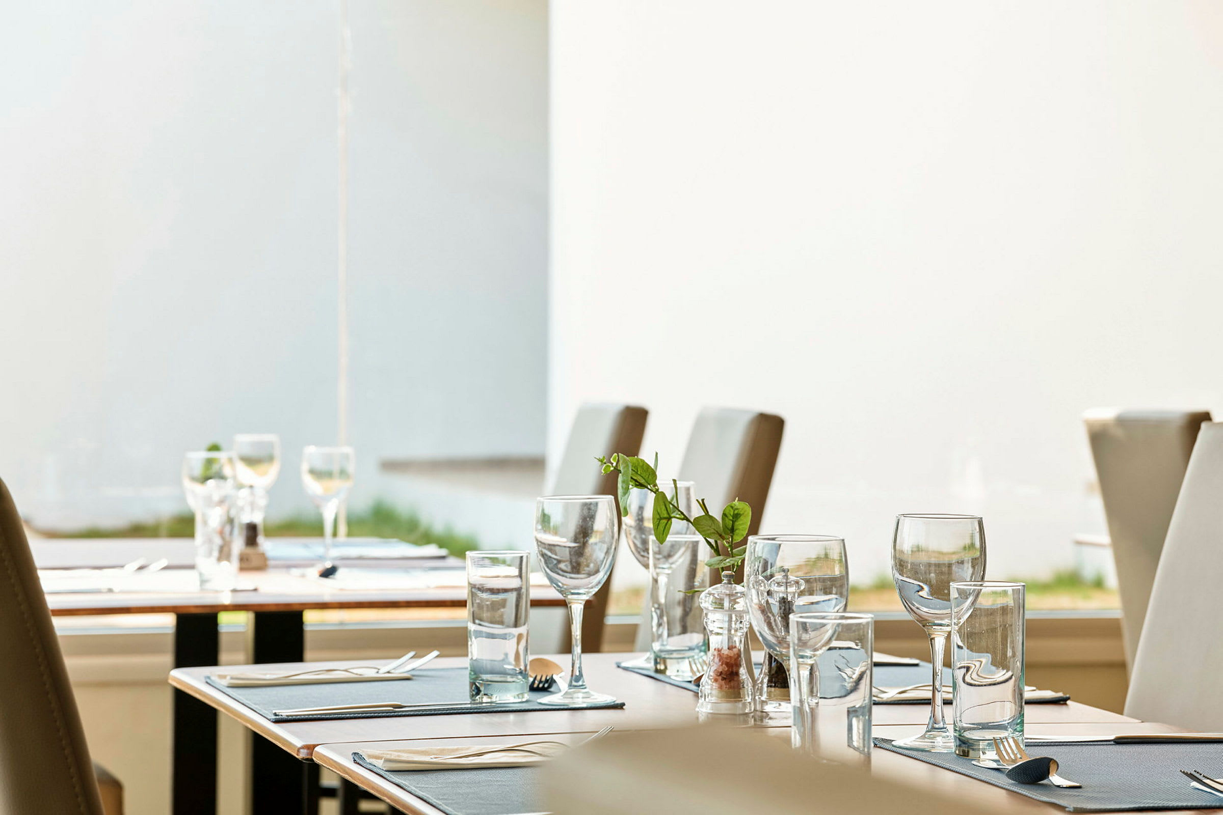Et nært bilde av bord dekket på en restaurant. (AI-generert tekst)