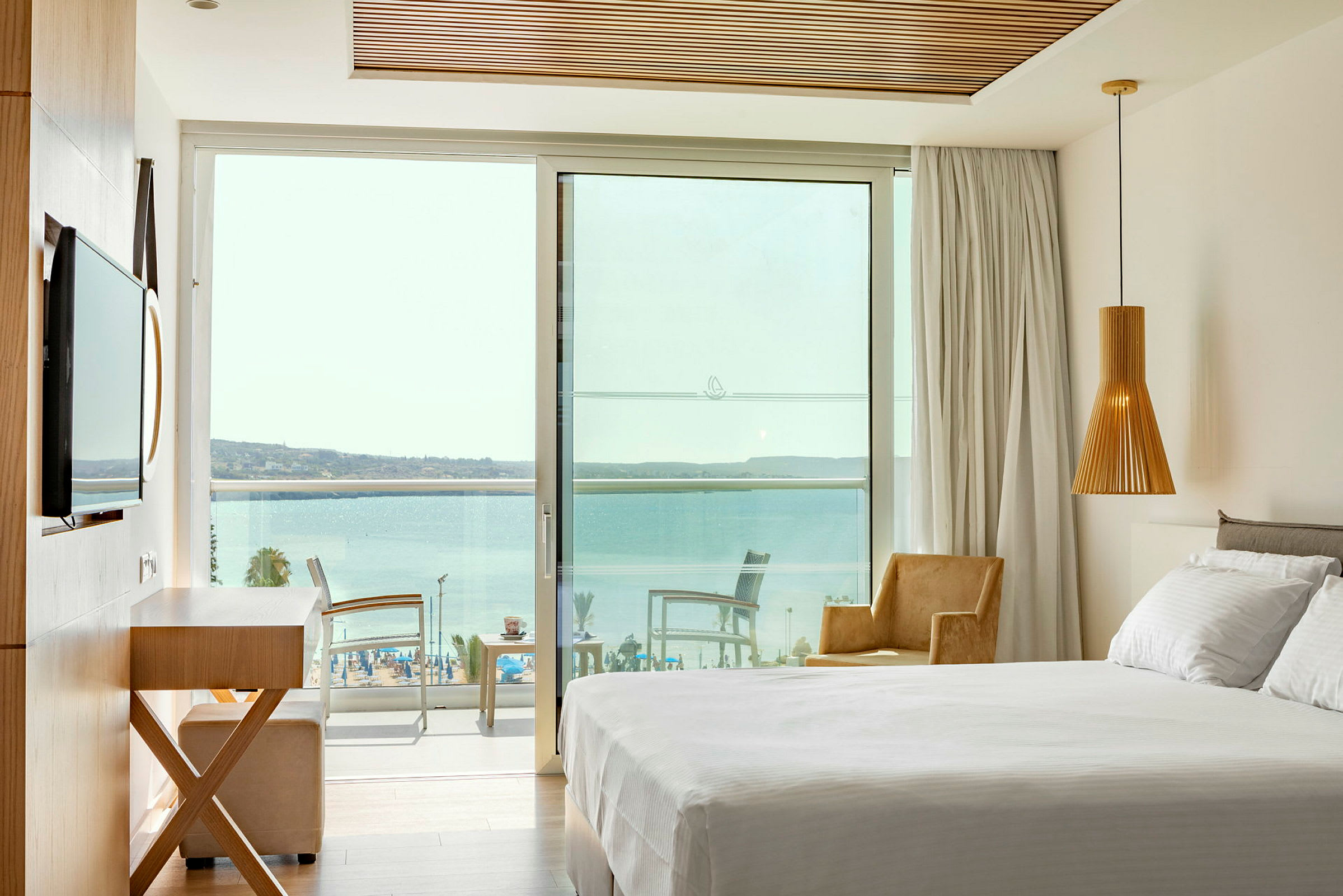 Hotellrom med utsikt over havet. (AI-generert tekst)