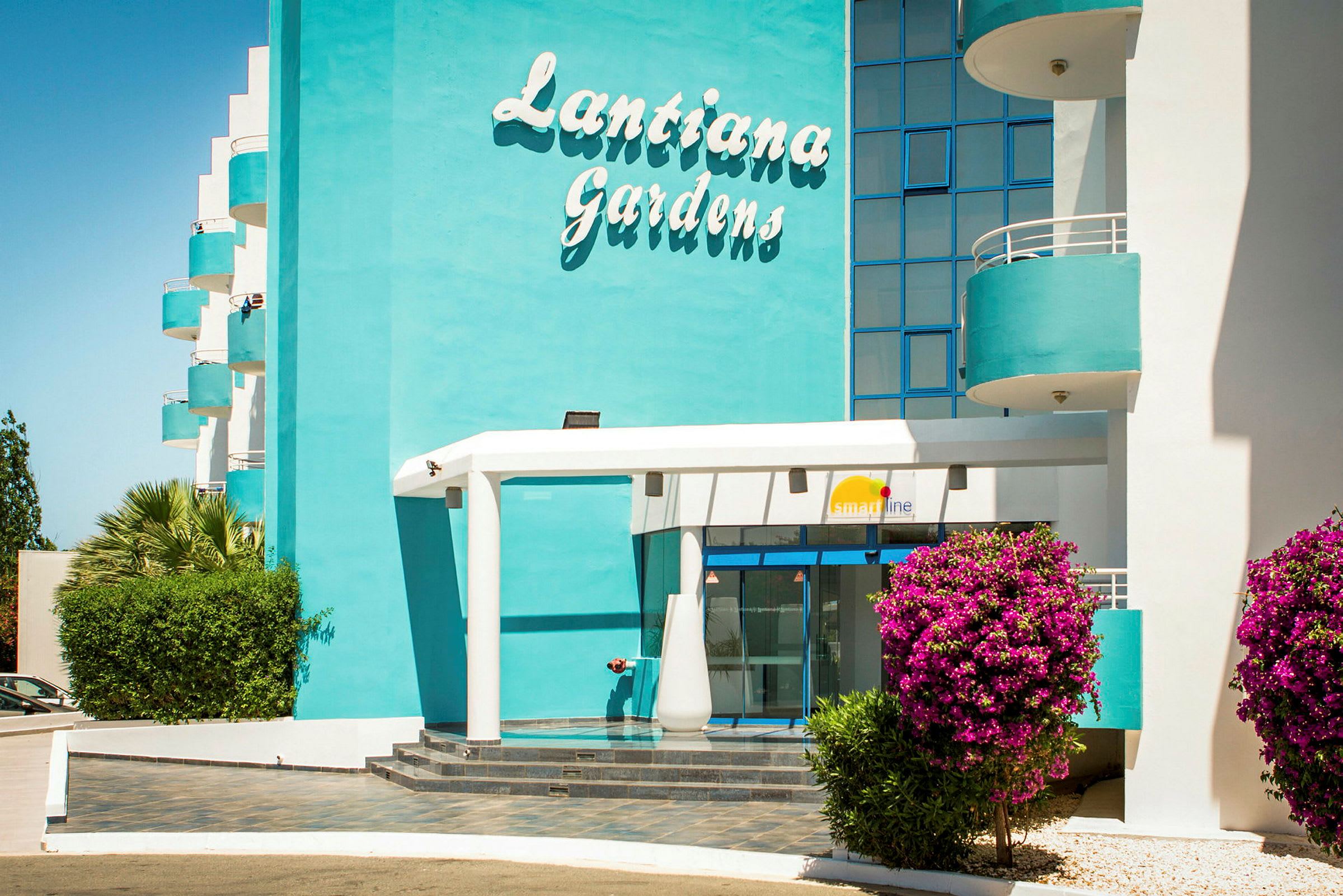 Hotellbygning med skilt hvor det står 'Lantiana Gardens'. (AI-generert tekst)