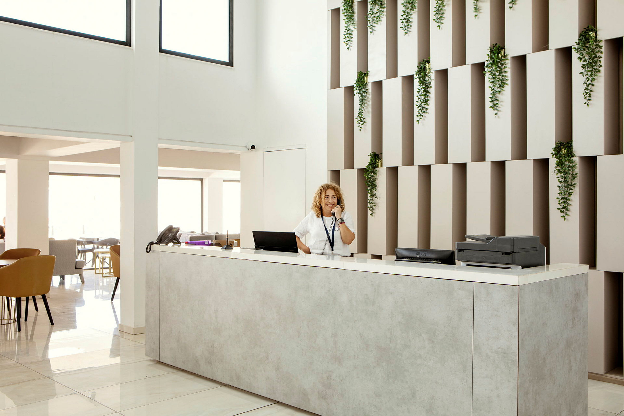 Lobby med resepsjonsdisk og innredningsdetaljer i moderne stil. (AI-generert tekst)