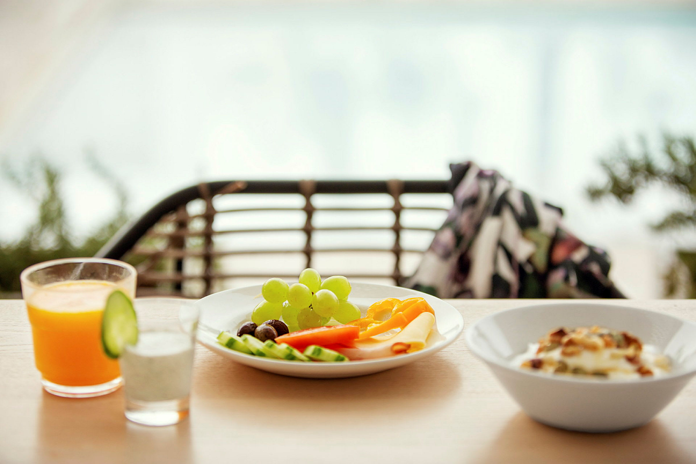 En frokost med frukt, grønnsaker, ost og juice. (AI-generert tekst)