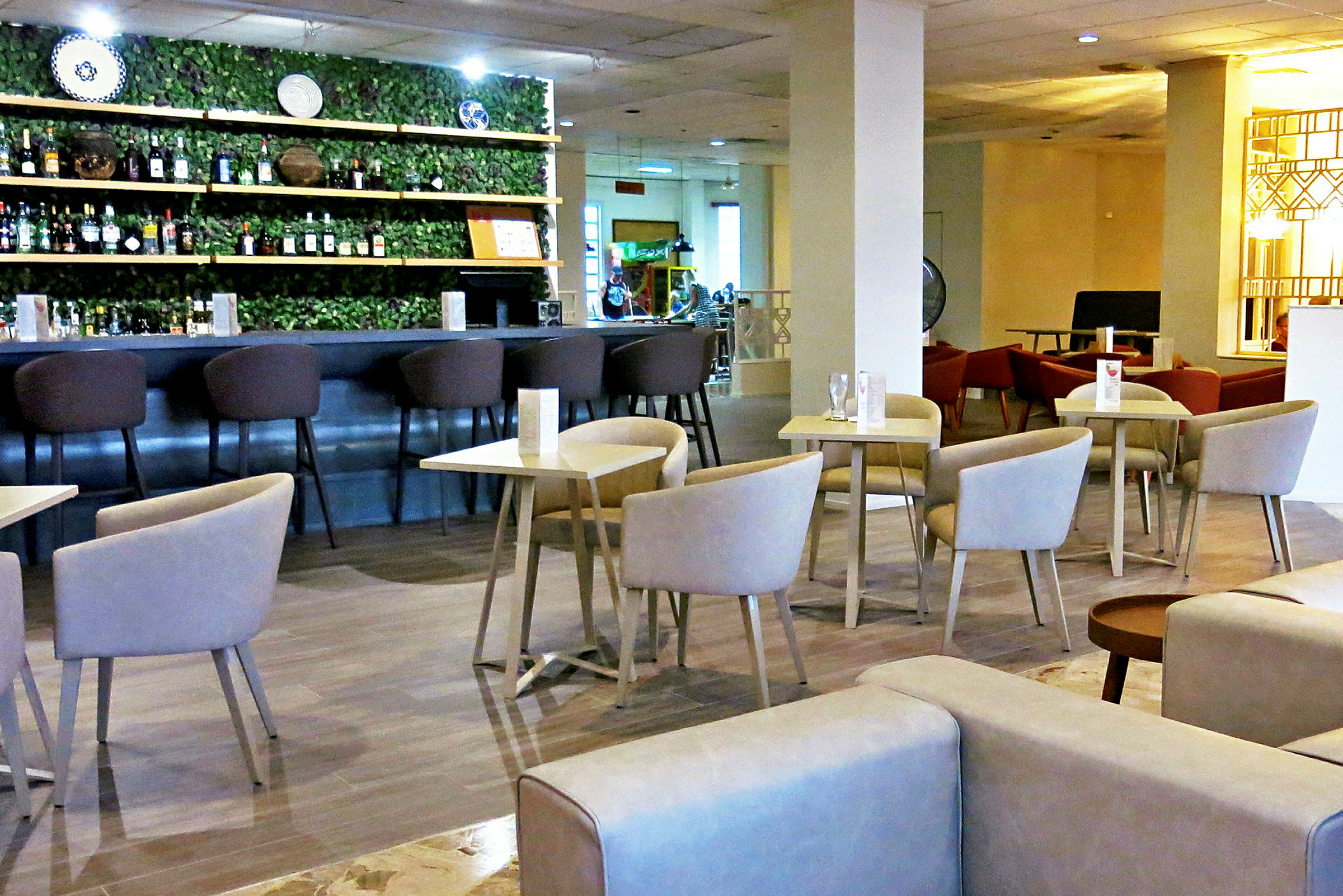 Et moderne kafé med bar og sitteplasser. (AI-generert tekst)