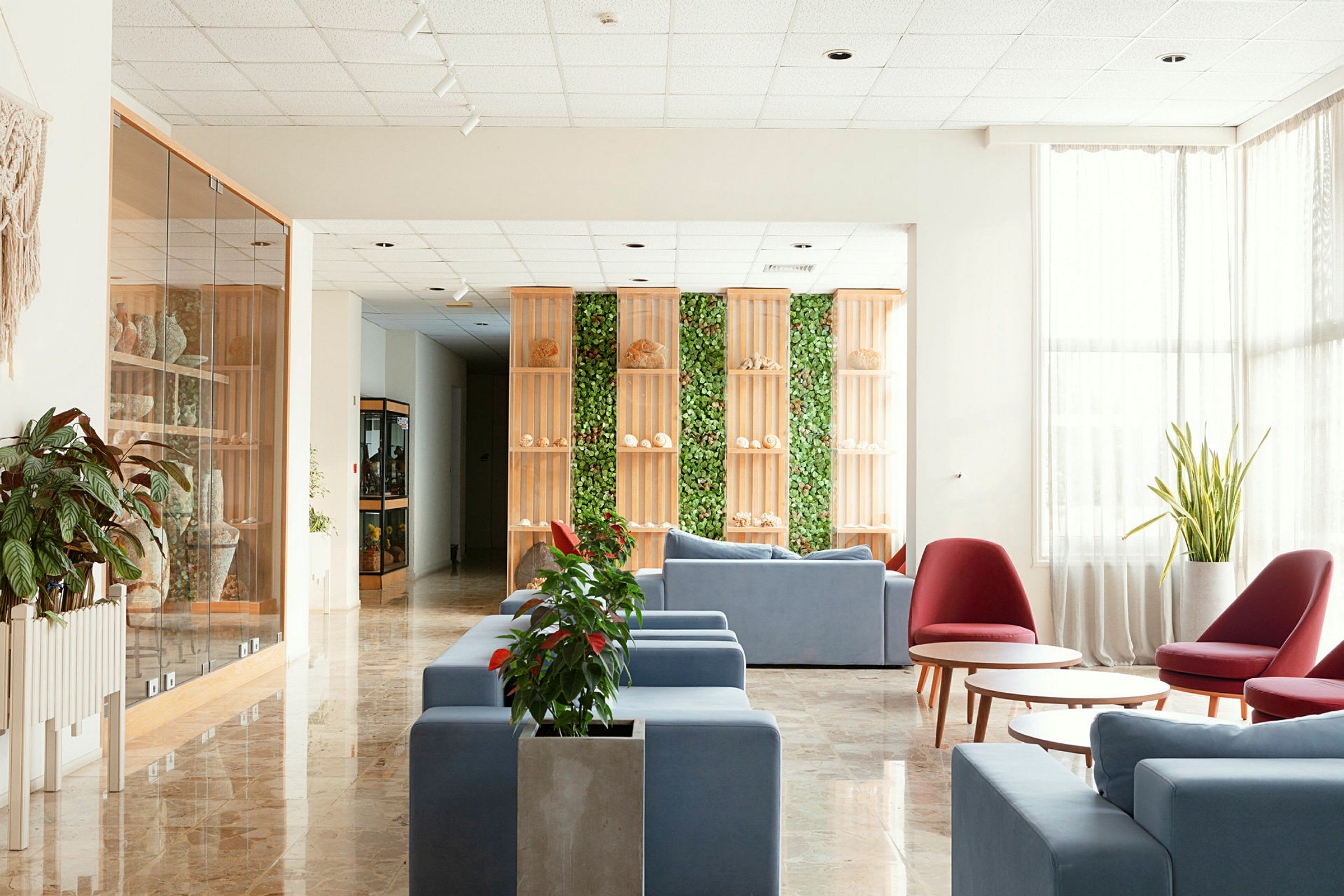 Hotellobbyen med moderne møbler og planteinnredning. (AI-generert tekst)