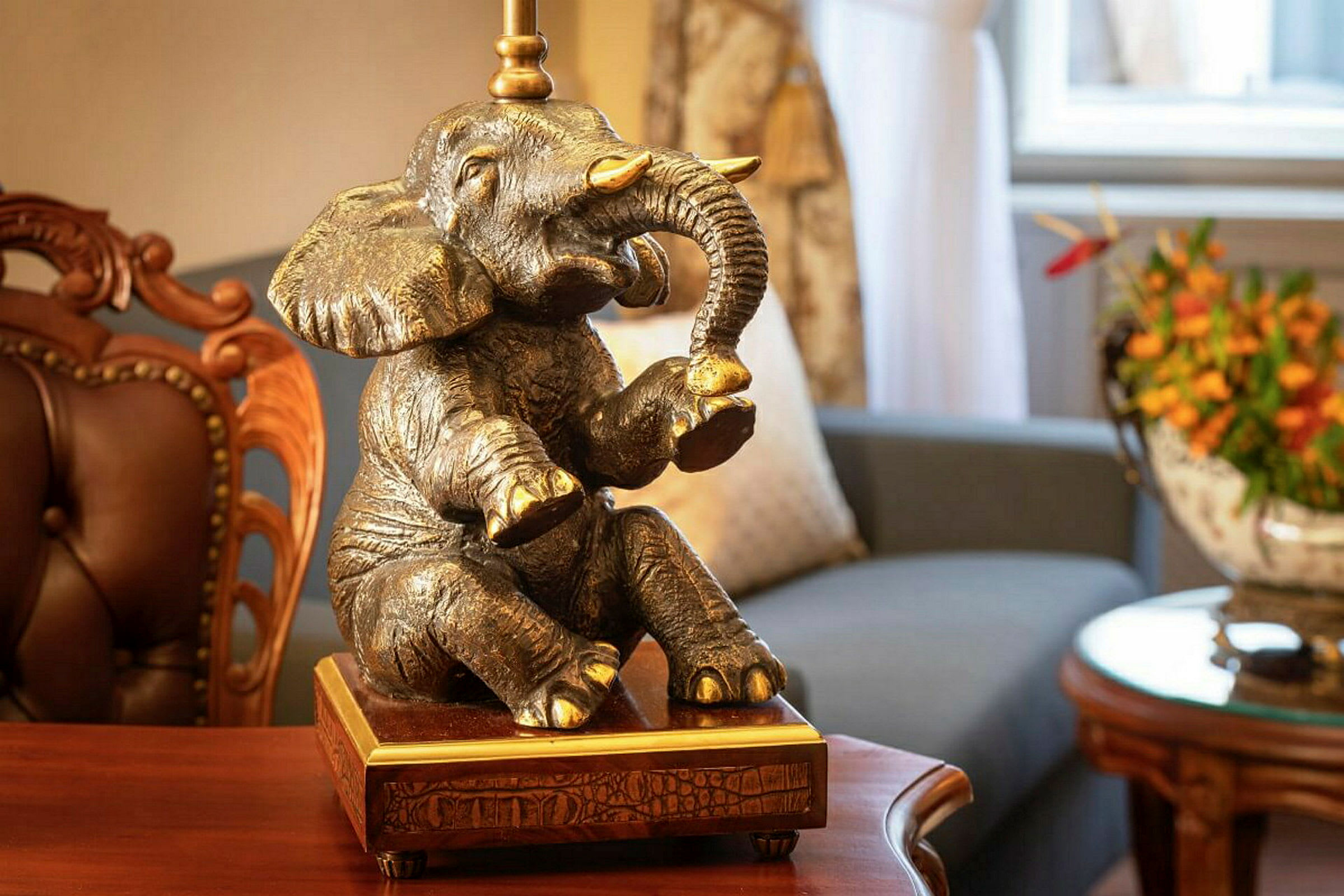 En dekorativ lampe i form av en elefant plassert i et rom med møbler. (AI-generert tekst)