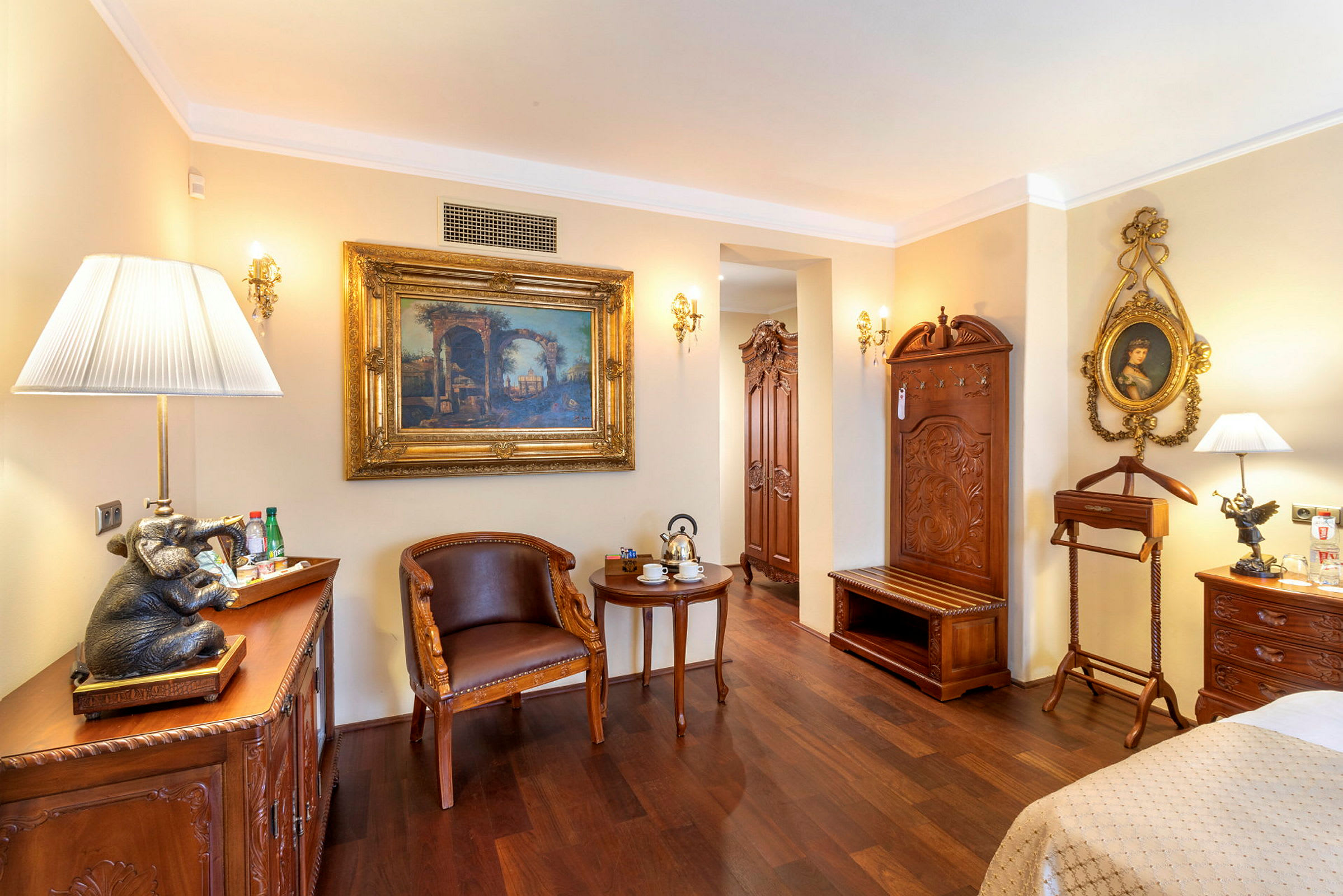 Et elegant hotellrom med klassisk innredning og tremøbler. (AI-generert tekst)