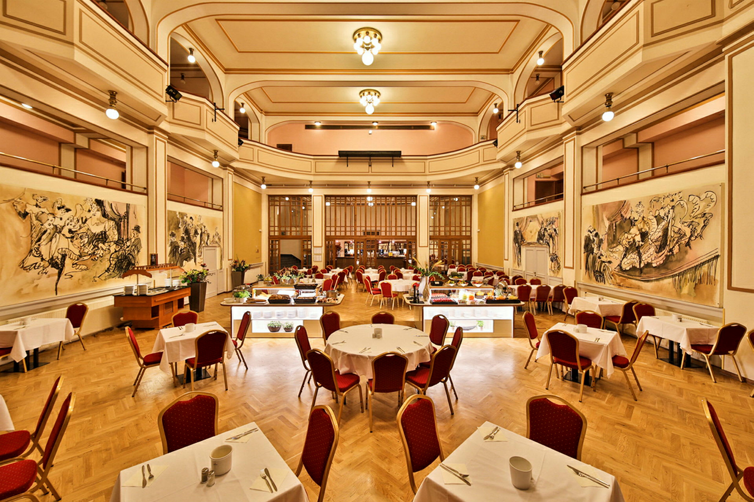 Bilde av en romslig restaurant med elegante tredetaljer, malerier på veggene og bord med røde stoler. (AI-generert tekst)