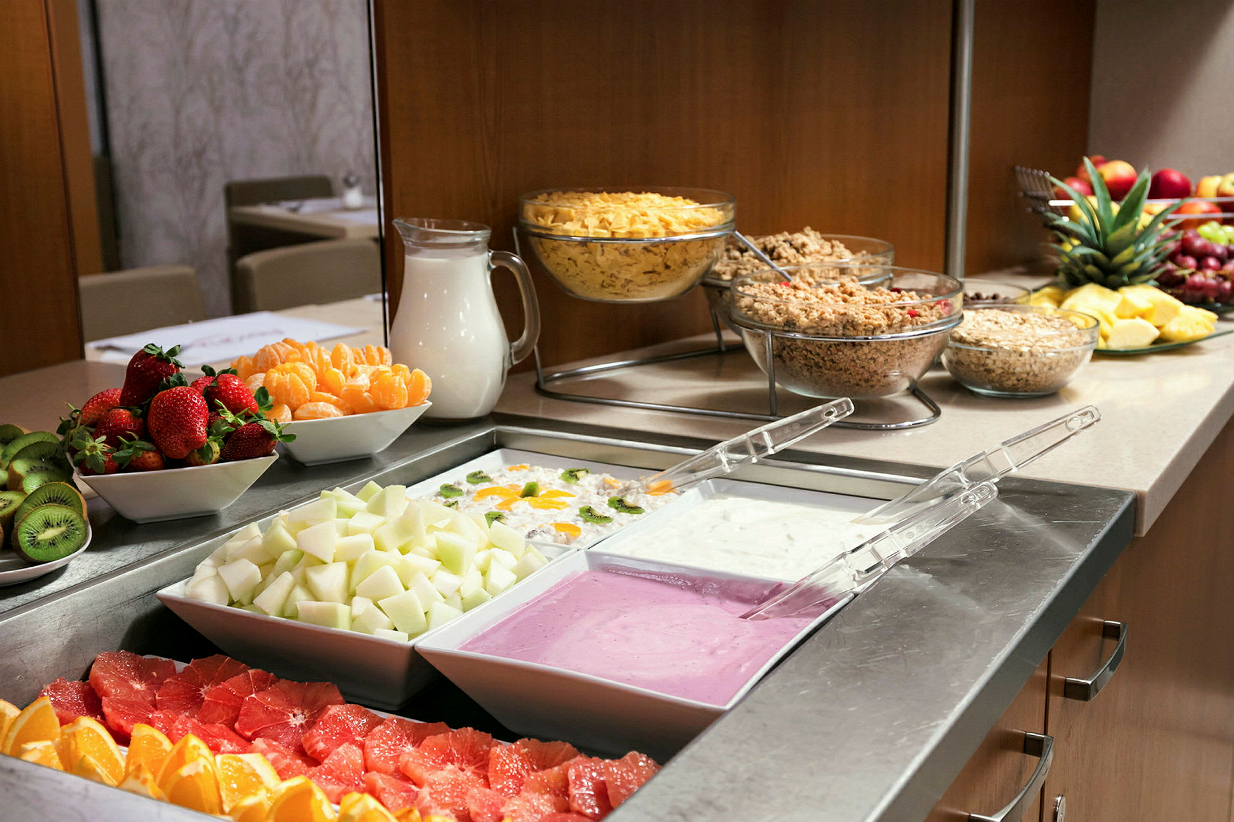 En buffet med frukt, fersk yoghurt og korn. (AI-generert tekst)