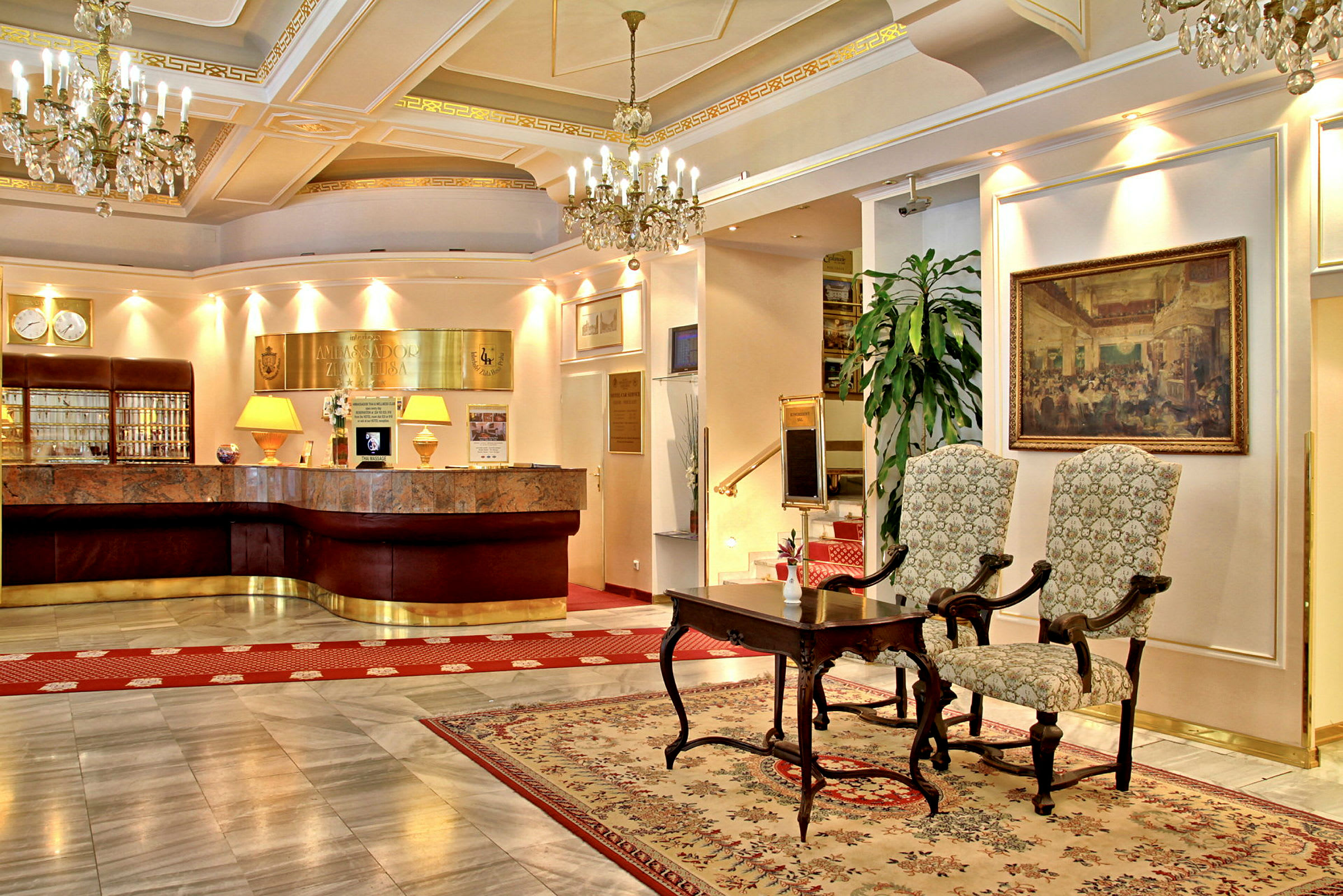 Hotellobby med resepsjonsdisk og elegant innredning. (AI-generert tekst)