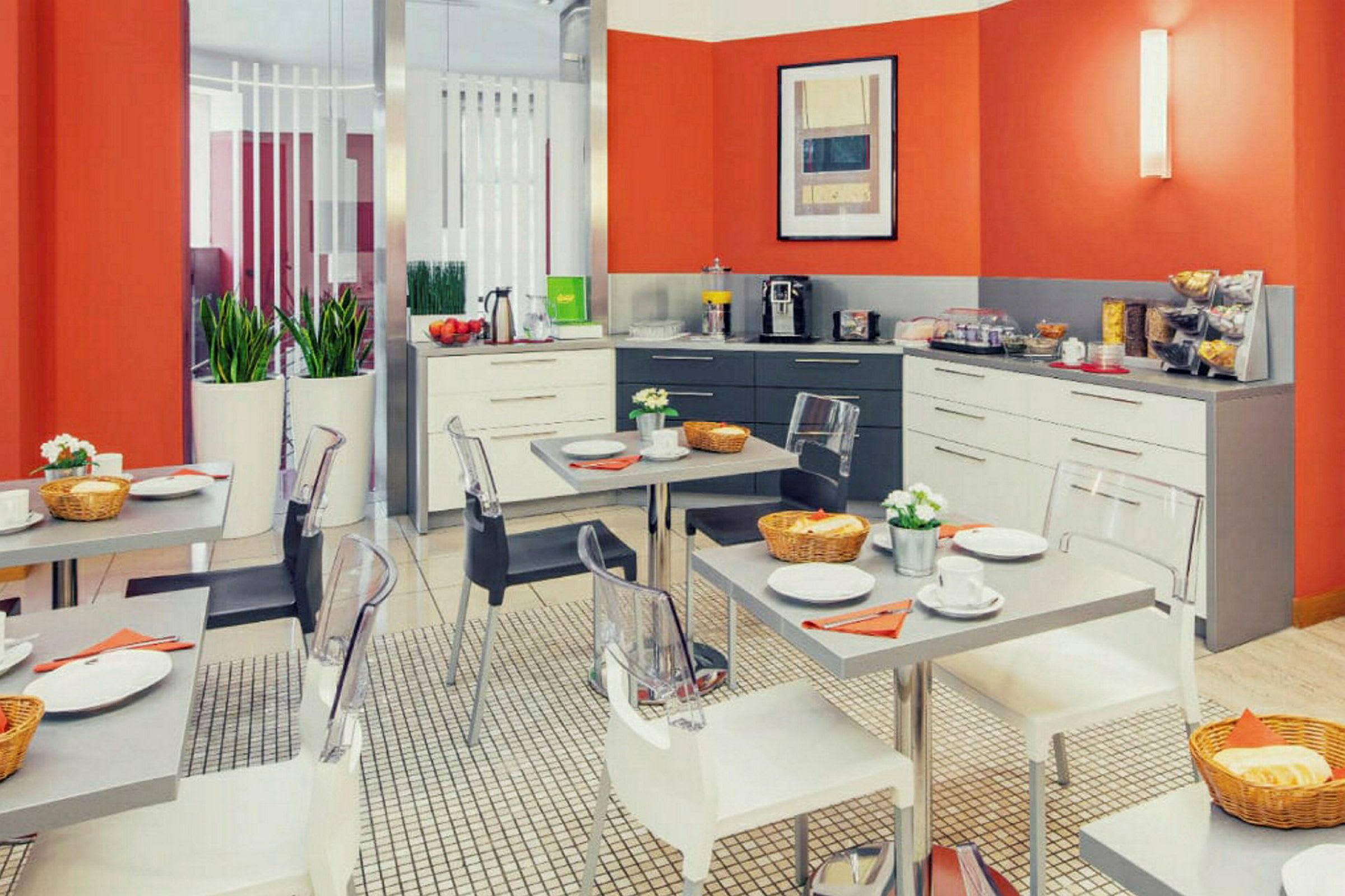 En spisesal med flere bord satt opp for servering, omgitt av lyse vegger og moderne dekorasjoner. (AI-generert tekst)