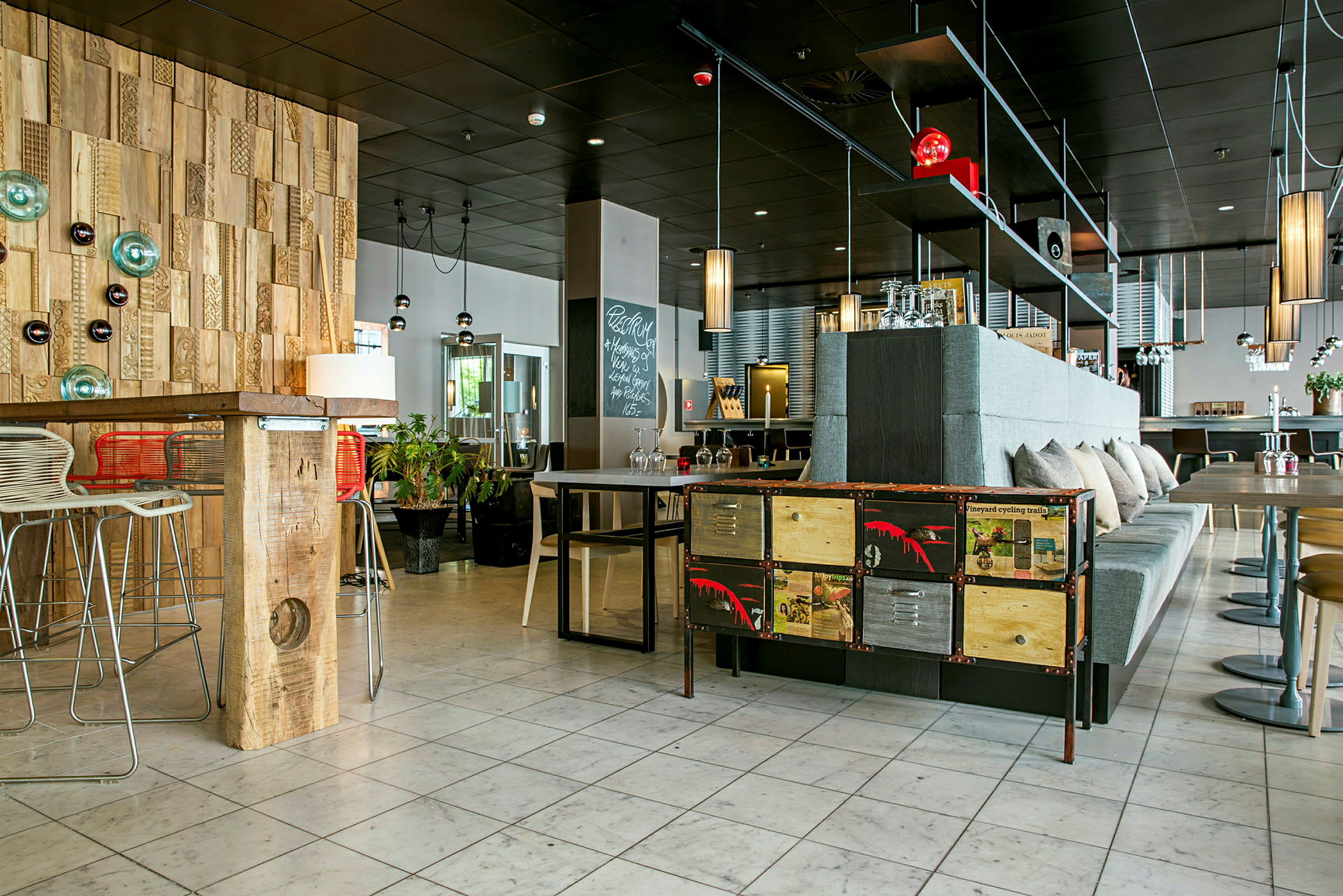 En moderne kafé eller restaurant med designinteriør, treverk og stilfull belysning. (AI-generert tekst)
