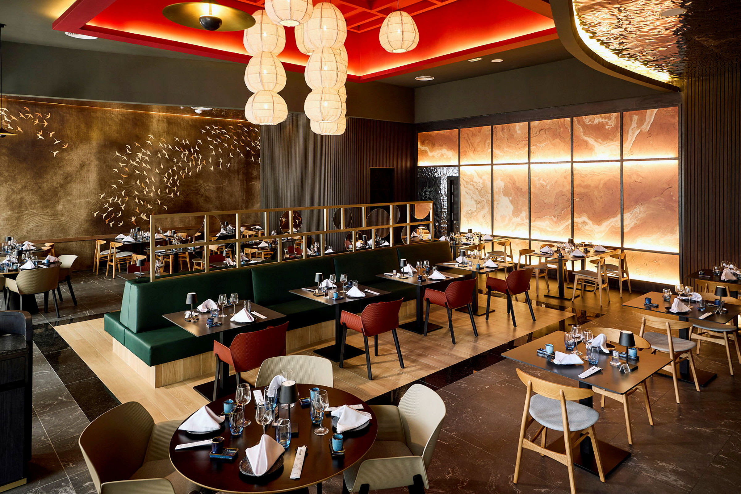 Interiør av en restaurant med moderne design, bord, stoler og dekorasjoner. (AI-generert tekst)
