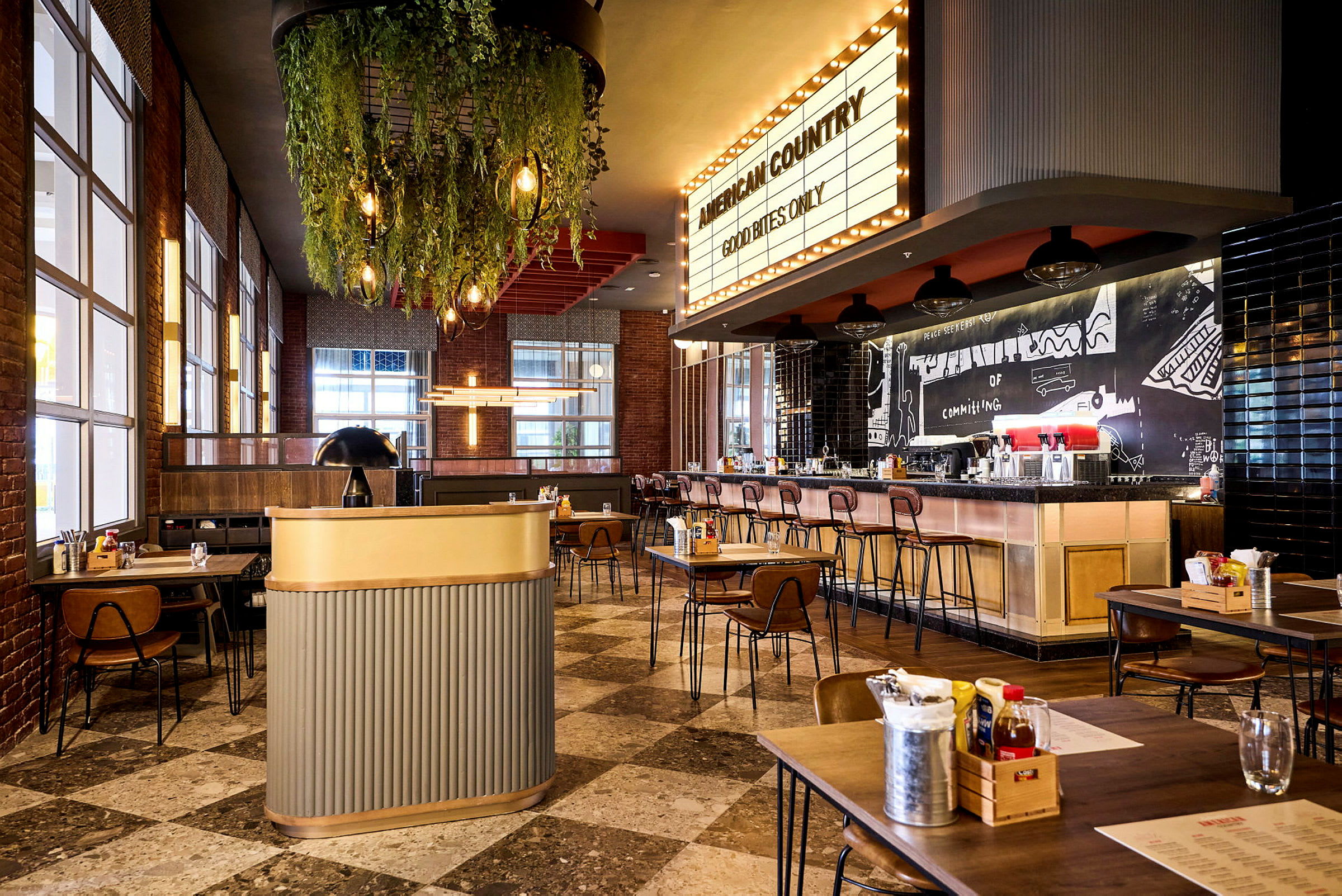 Interiør av en restaurant med bord, stoler og bar med dekorasjoner. (AI-generert tekst)