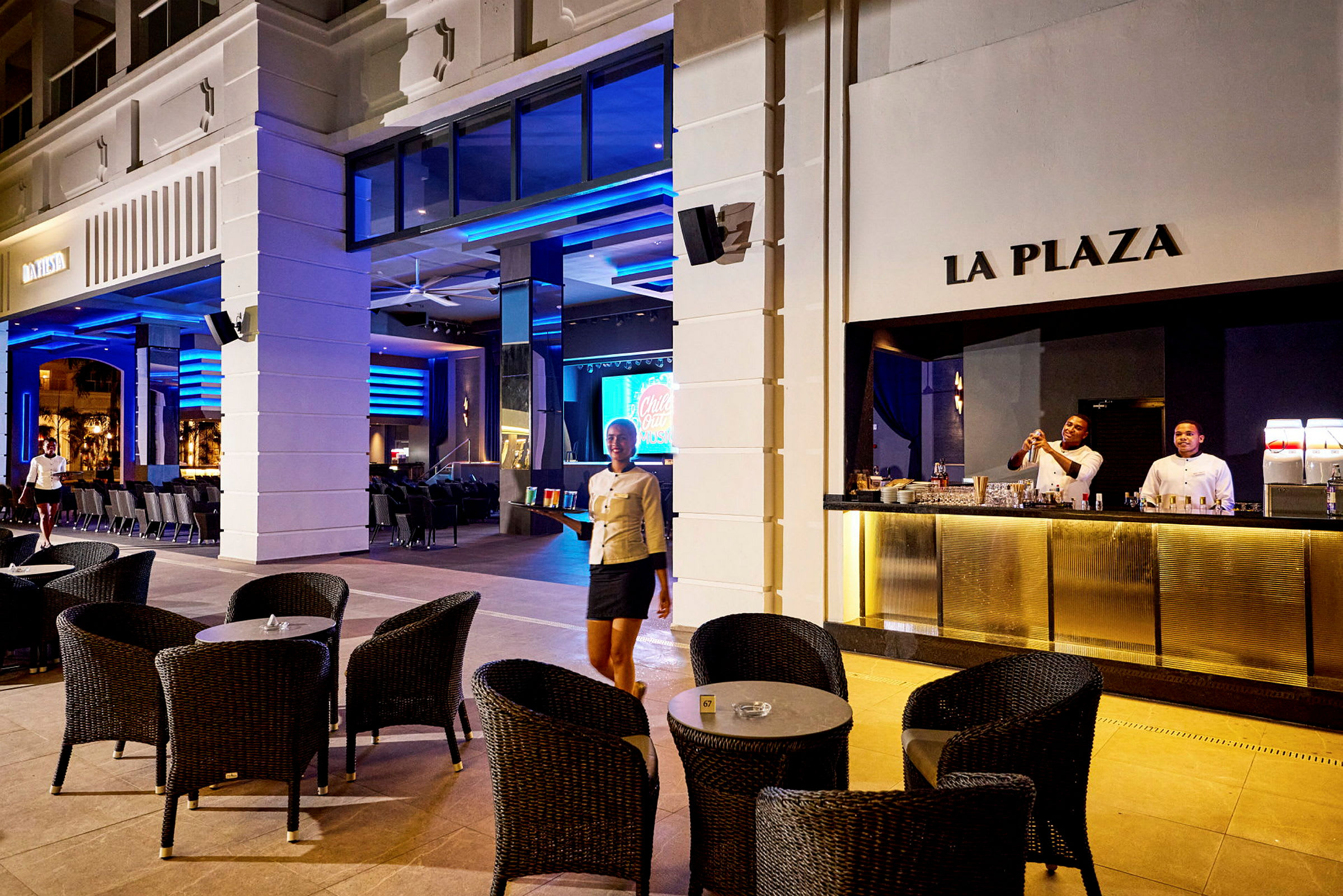 Utendørsområde med restaurant og bar. (AI-generert tekst)