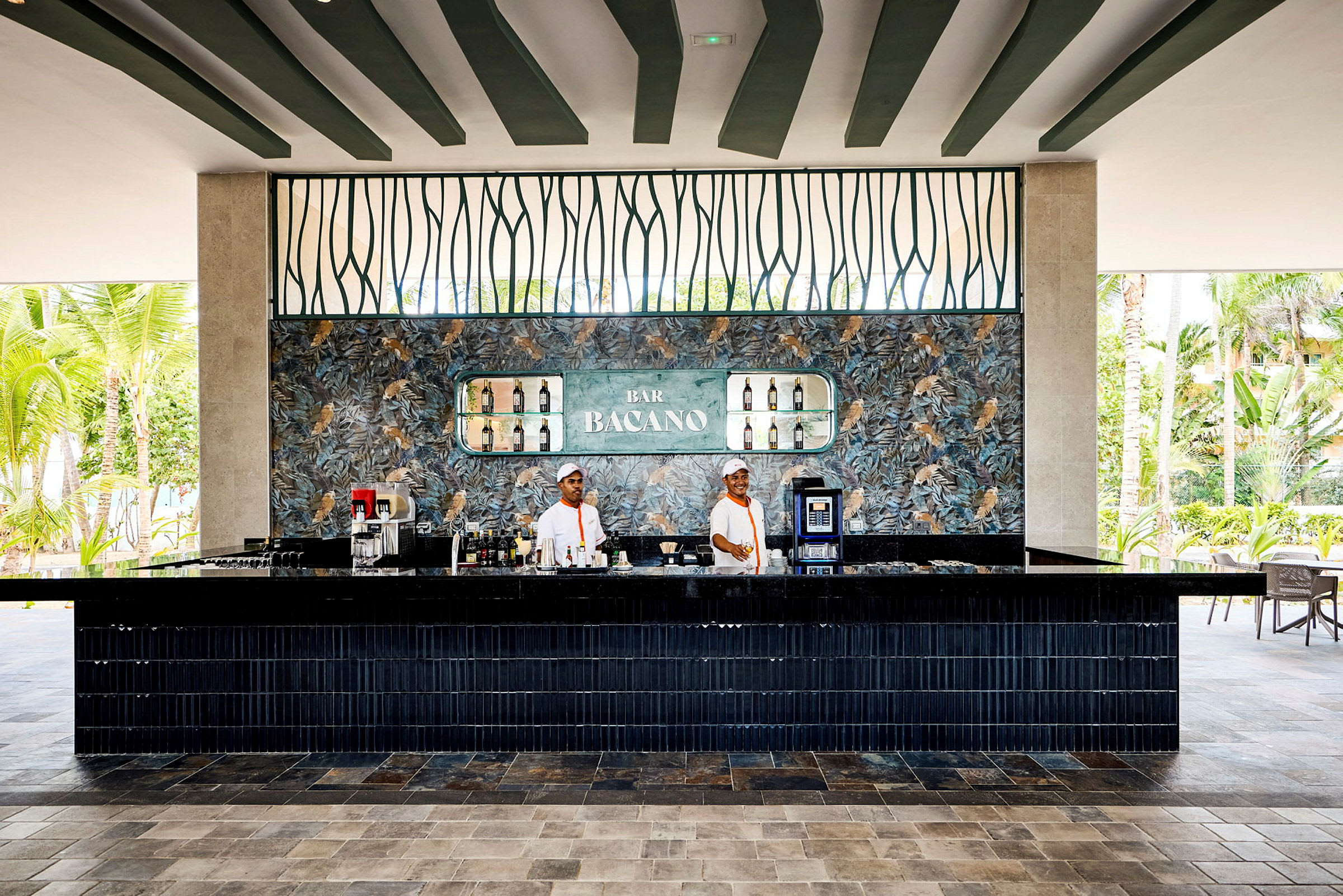 En elegant hotellbar med moderne innredning og veggdesign. (AI-generert tekst)