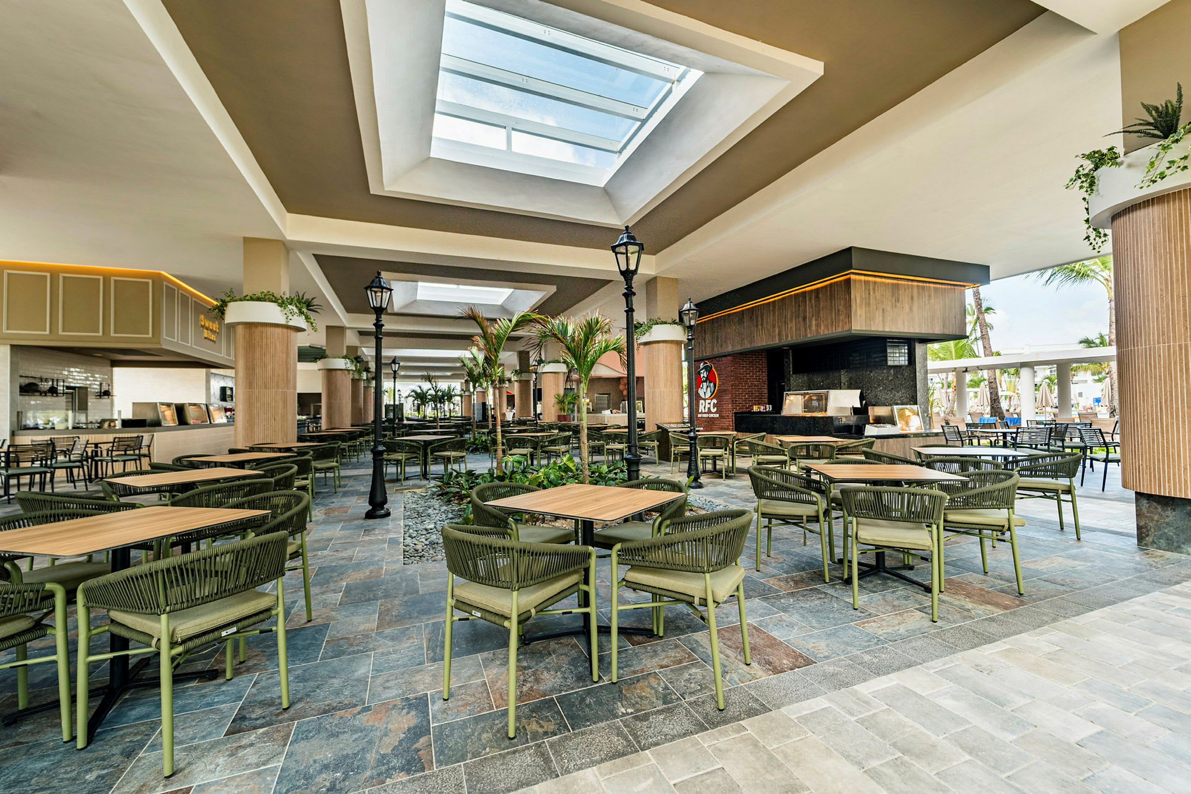 Bilde av en utendørsrestaurant med moderne møbler og takvinduer. (AI-generert tekst)
