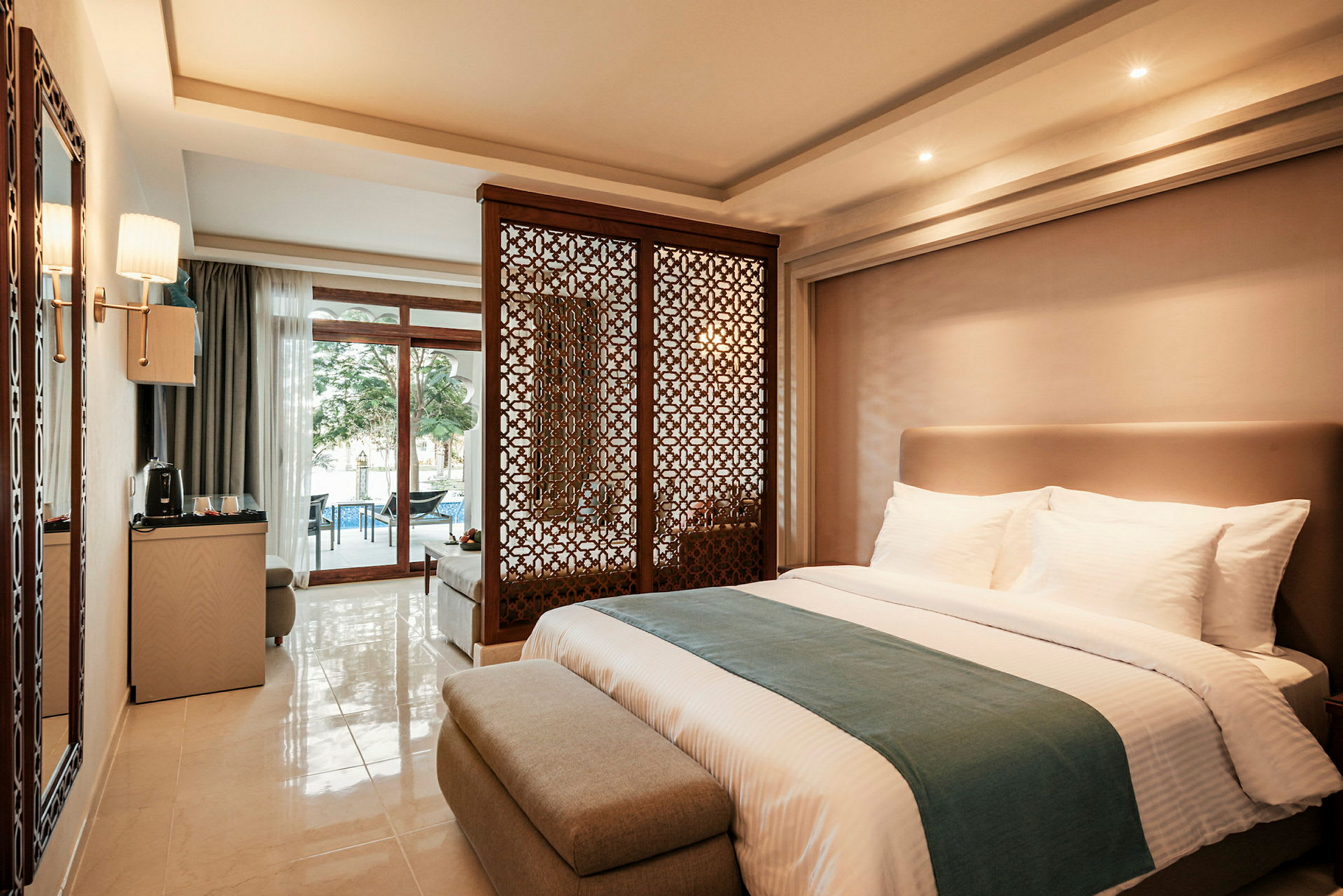Juniorsuite med direkte utgang til delt, privat basseng mot havet