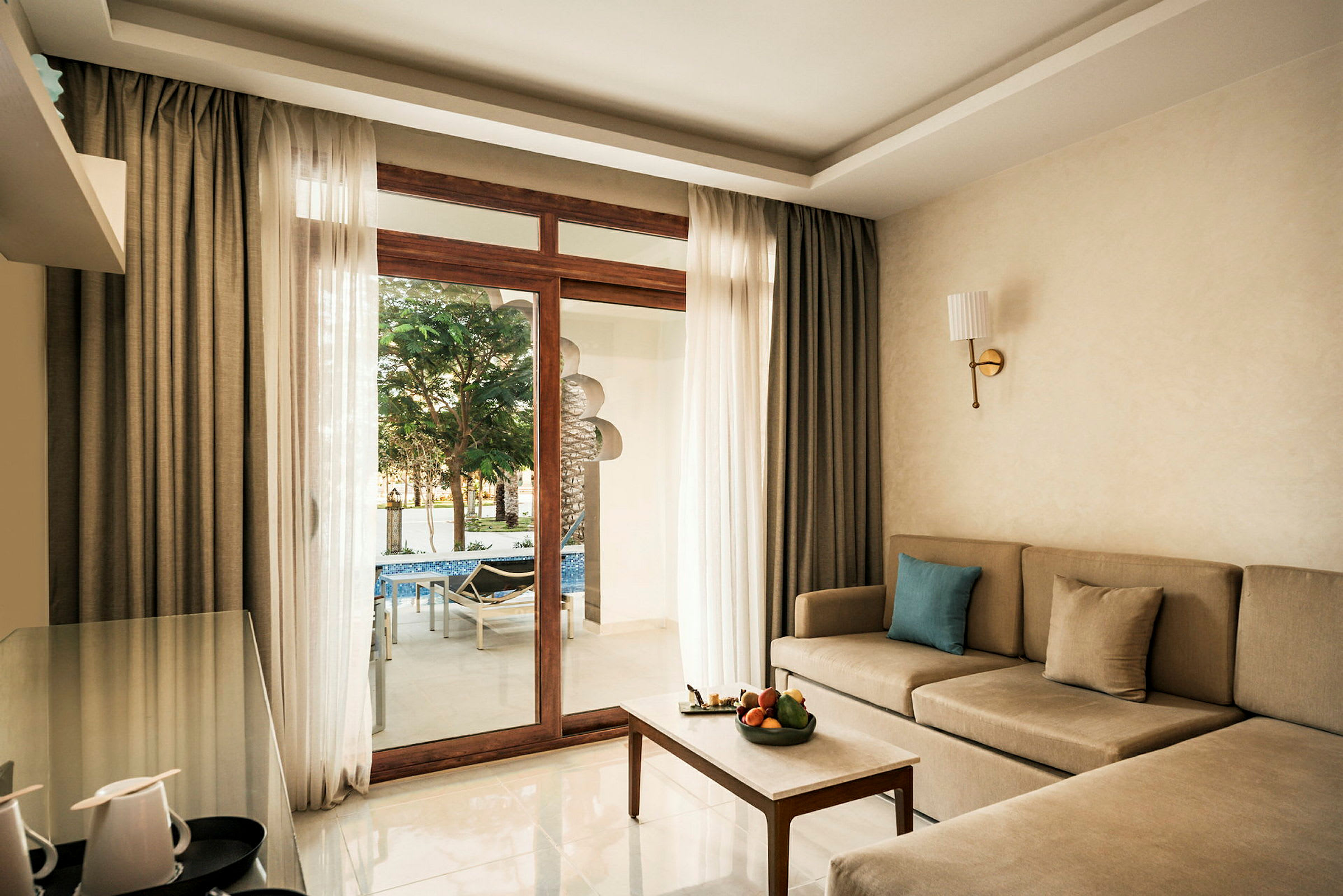 Juniorsuite med direkte utgang til delt, privat basseng mot havet