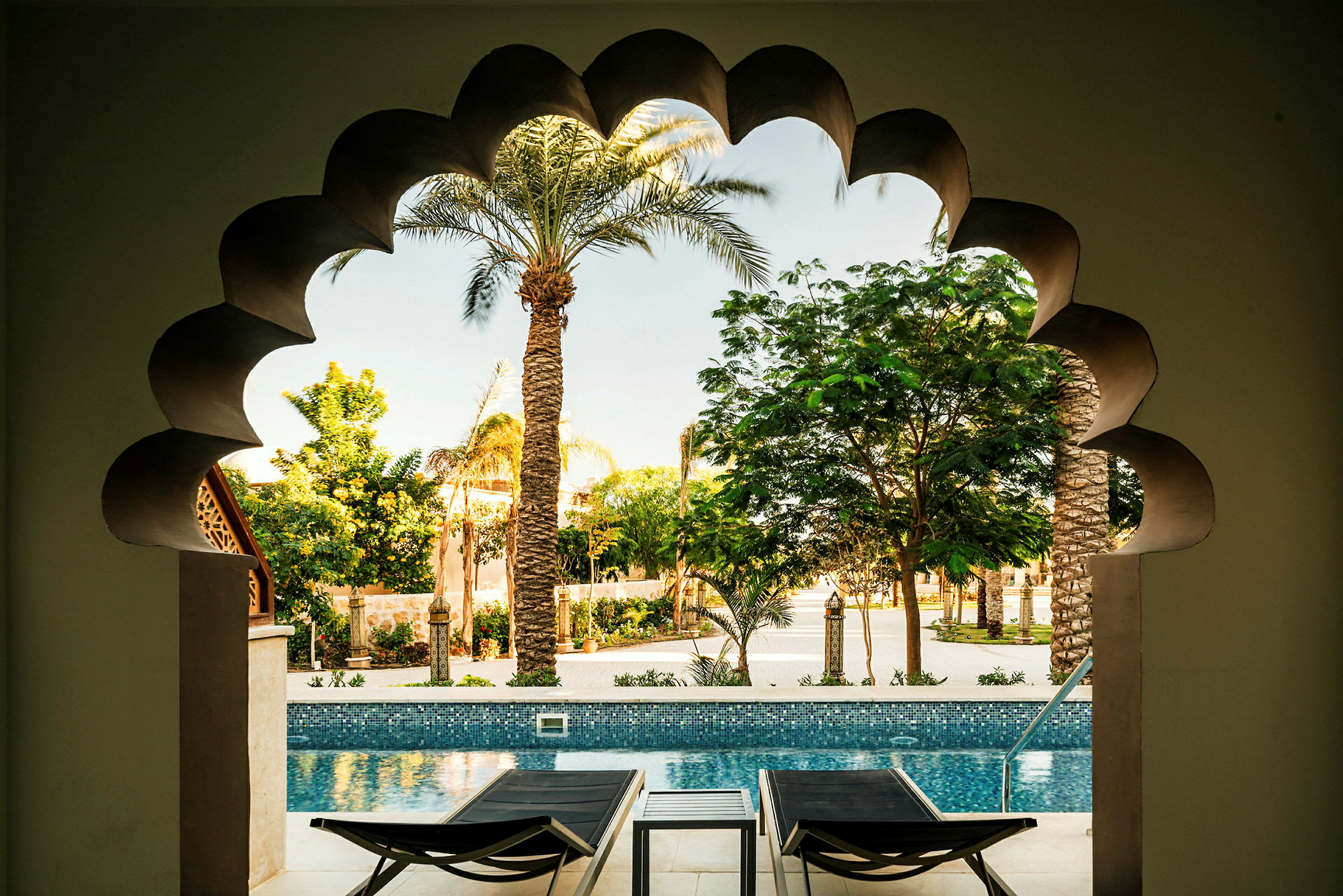 Juniorsuite med direkte utgang til delt, privat basseng mot havet