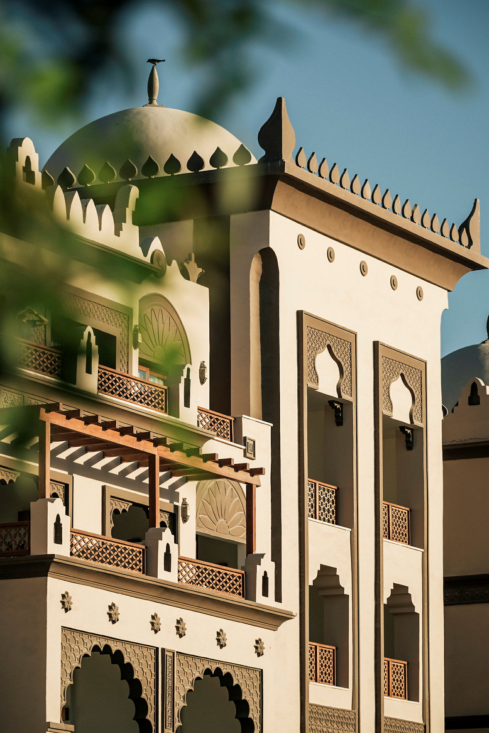 En bygning med arkitektoniske detaljer i arabisk stil, med kuppel og dekorative vinduer. (AI-generert tekst)