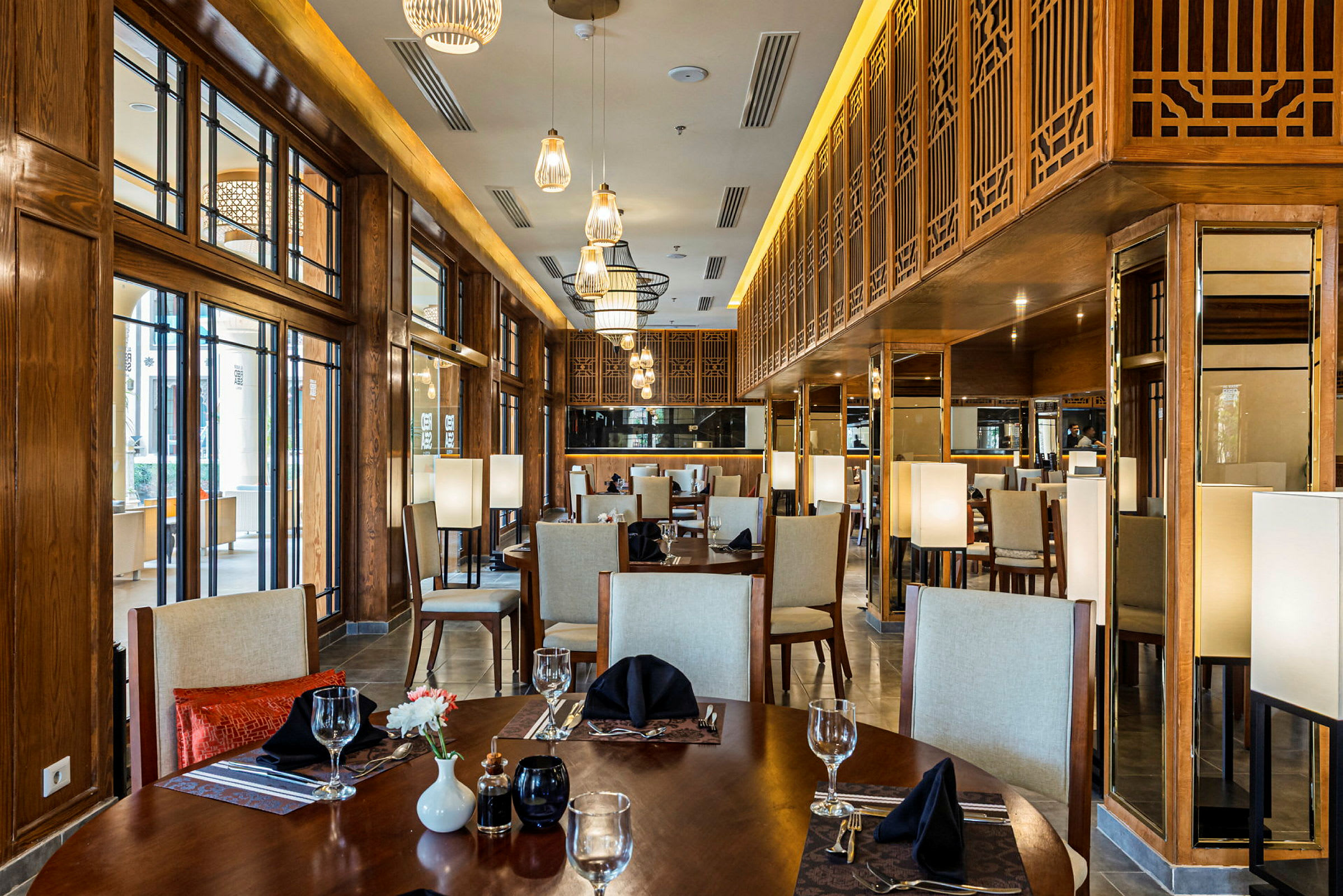 Bilde av en elegant restaurant med treinteriør, designbelysning og oppdekka bord. (AI-generert tekst)