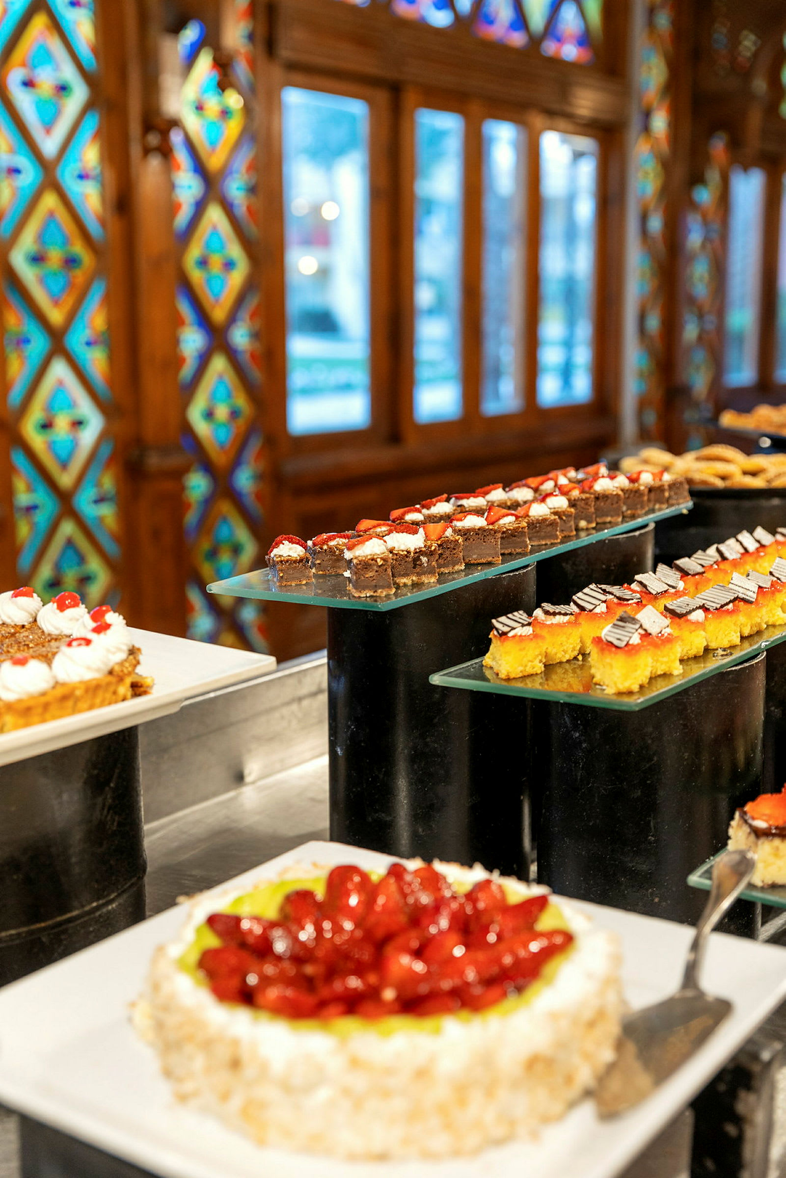 Et utvalg av desserter på en buffet. (AI-generert tekst)