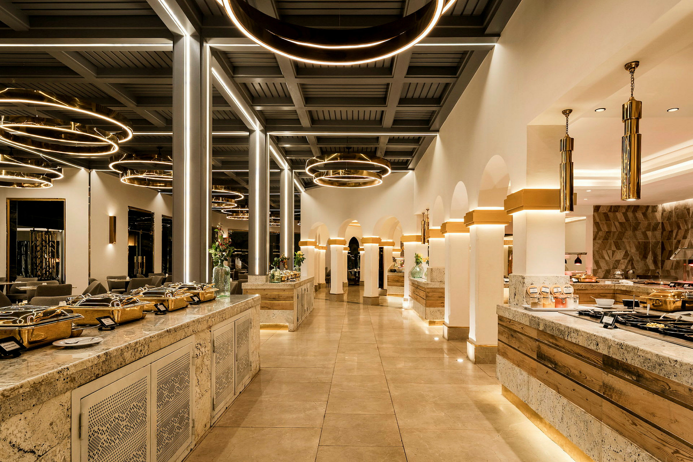 Elegant restaurantinteriør med matstasjoner og moderne belysning. (AI-generert tekst)