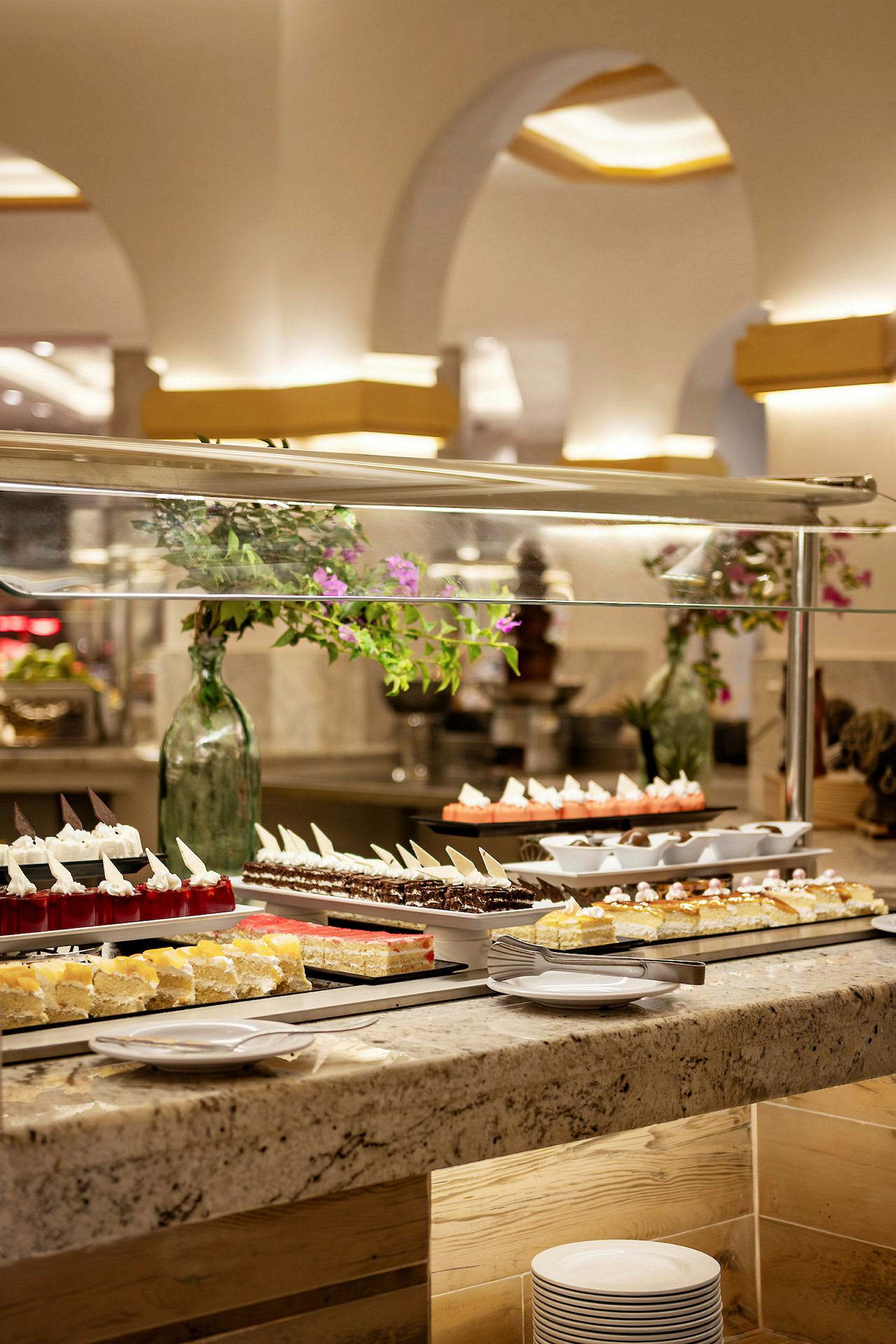 Et dessertbord med forskjellige typer søtsaker og kaker som er arrangert på fat. (AI-generert tekst)