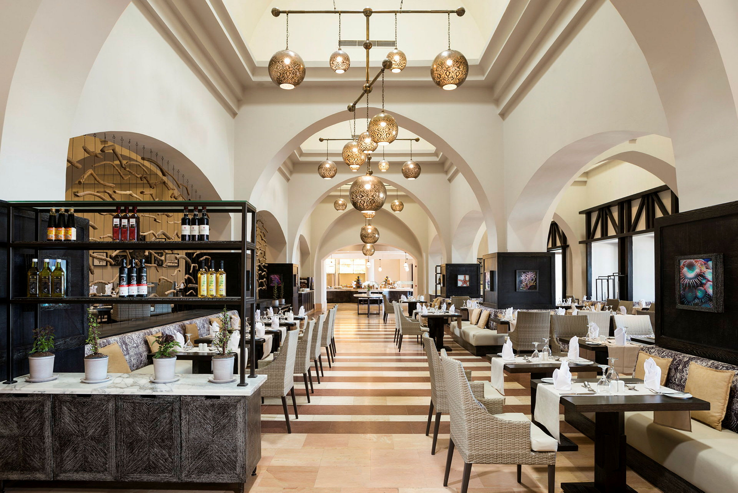 En elegant restaurant med arkitektoniske buer og taklamper. (AI-generert tekst)