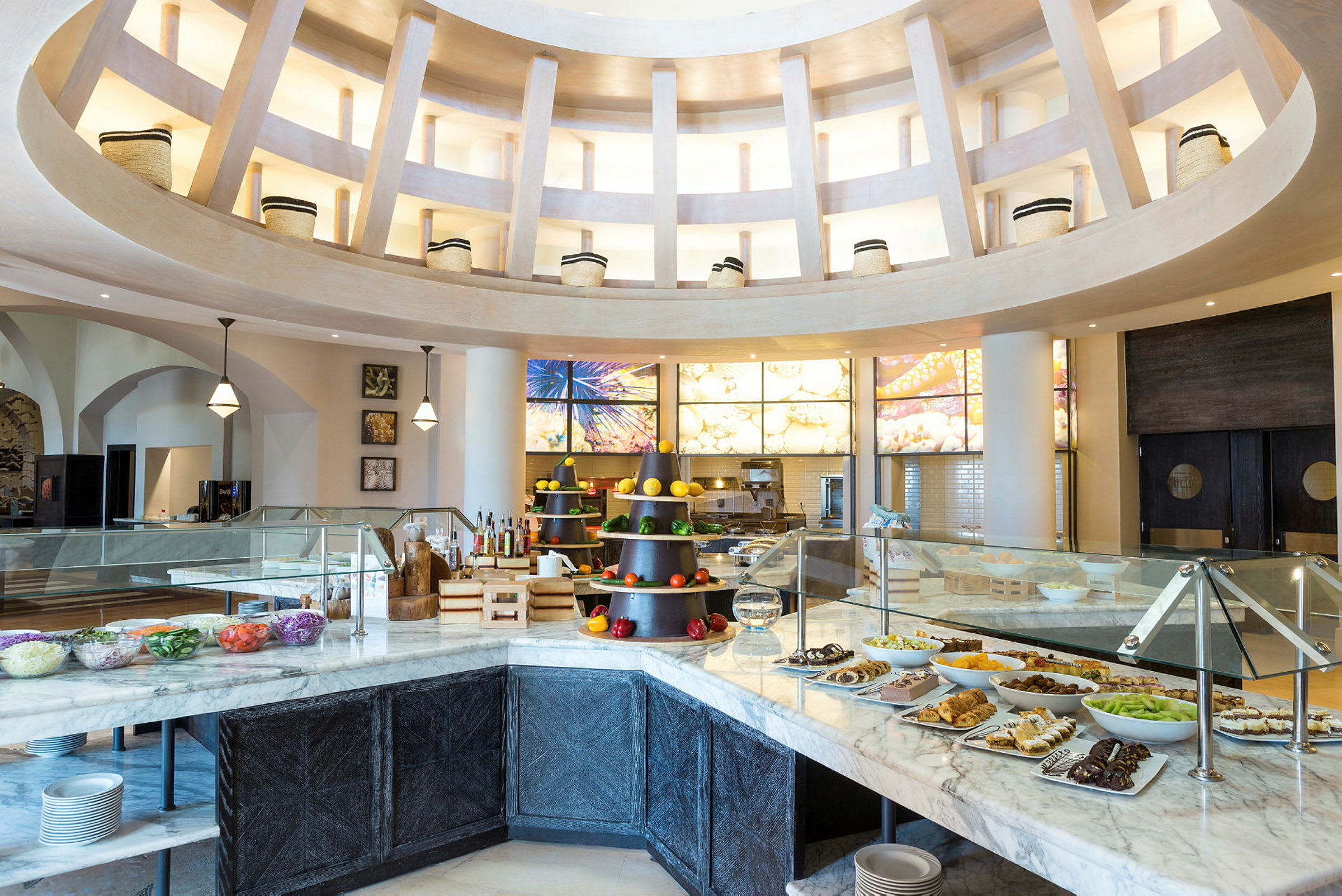 Interiør av en moderne restaurantbuffet med mat og dekorasjoner. (AI-generert tekst)