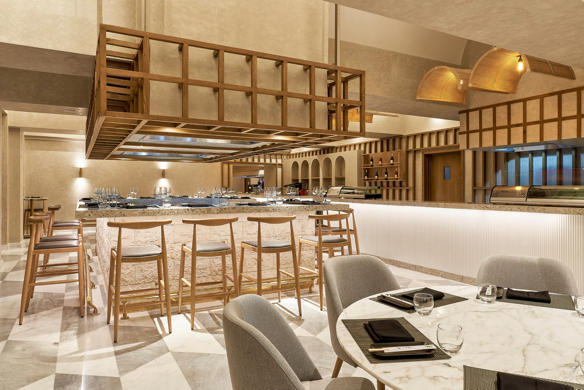 Et moderne restaurantområde med en sentral bardisk og barstoler. (AI-generert tekst)
