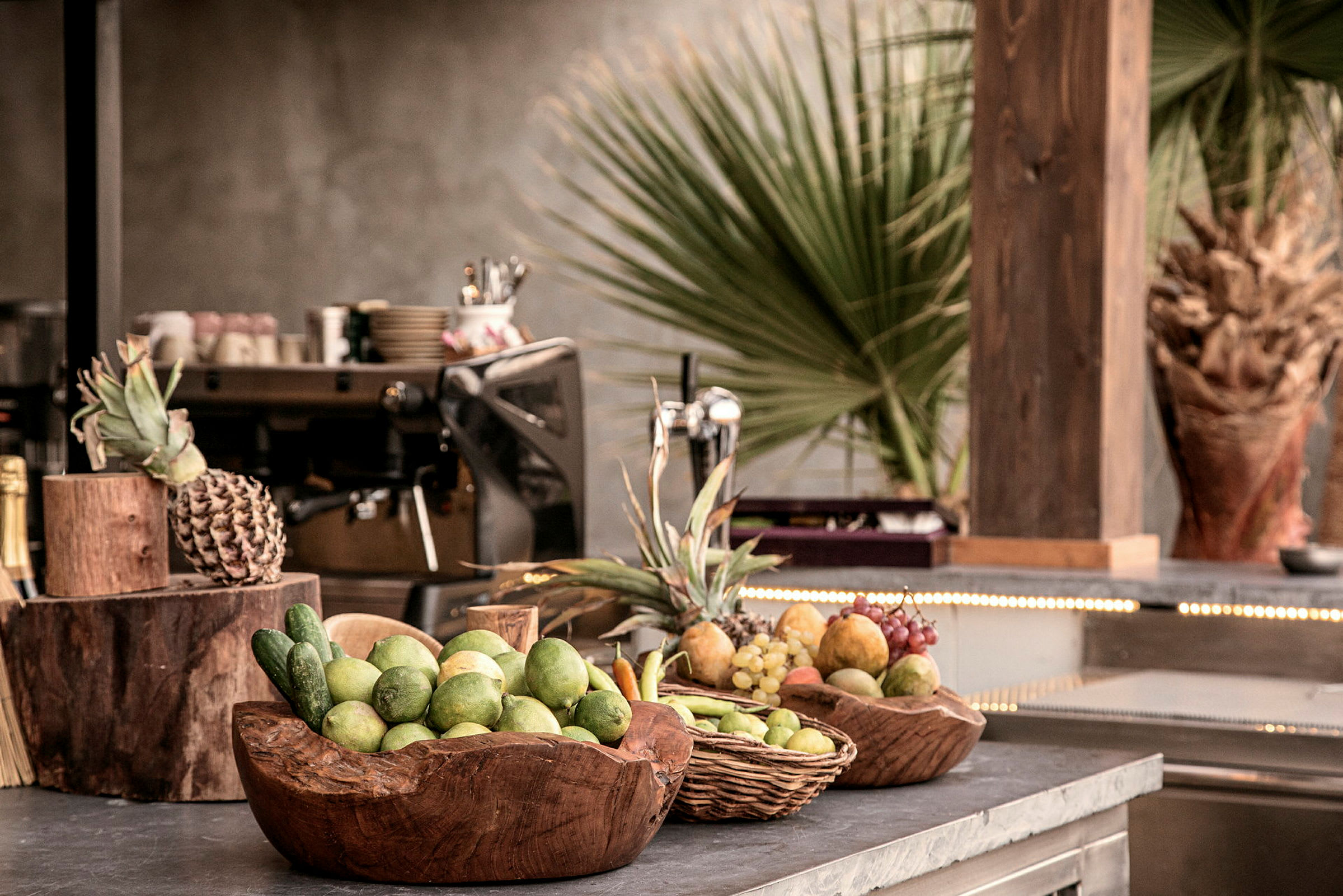 Et bord med skåler fylt med frukt som lime, druer og ananas. (AI-generert tekst)