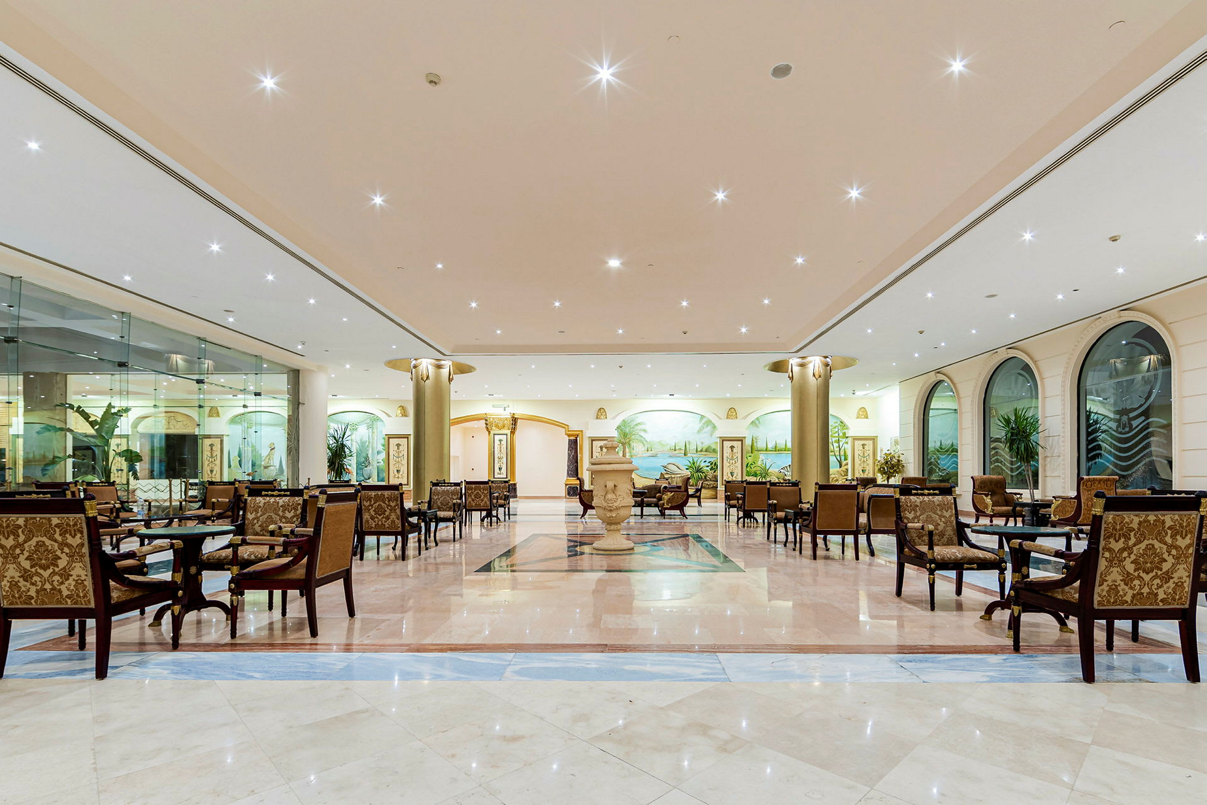 En romslig hotellobby med sitteplasser og dekorasjoner. (AI-generert tekst)