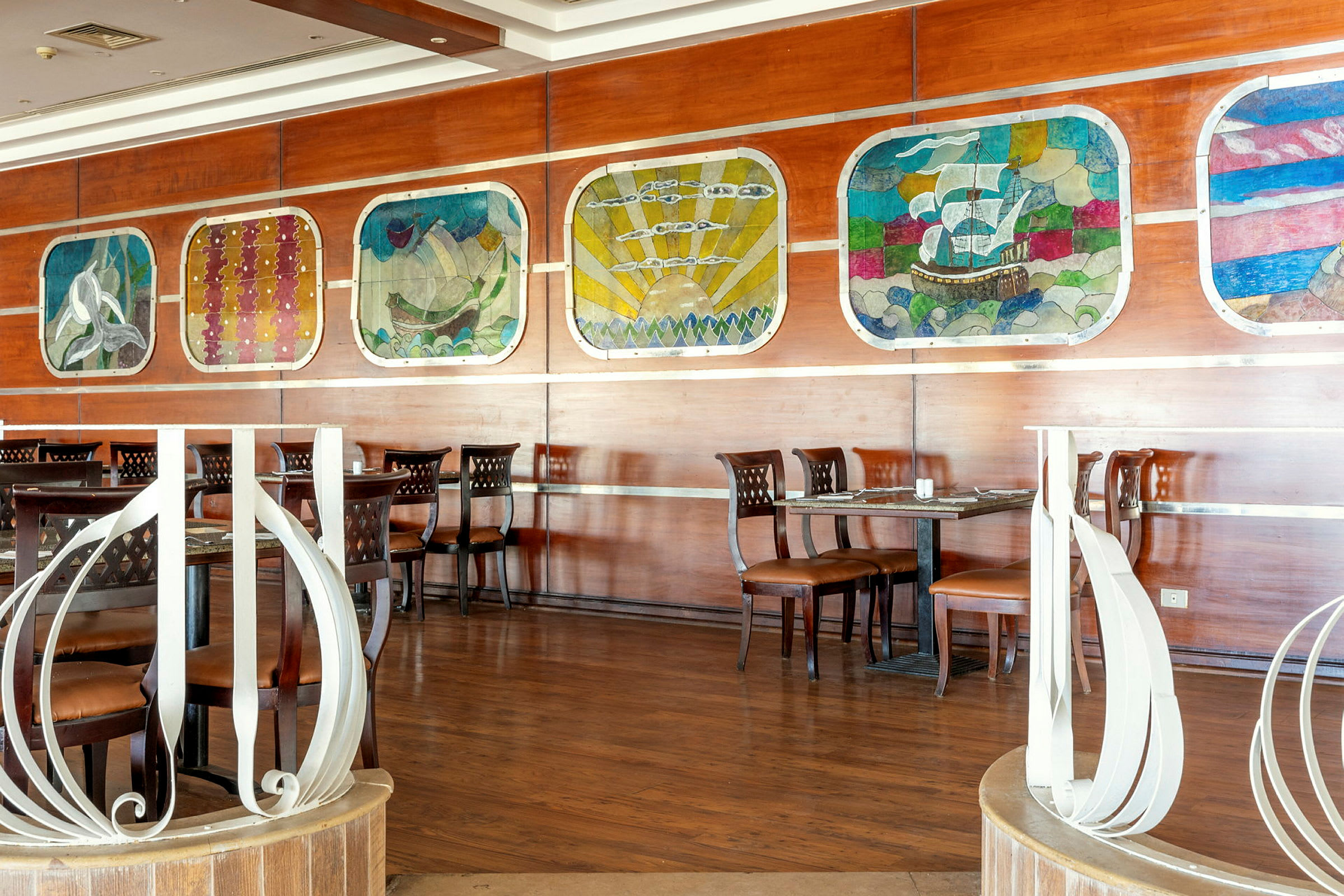En restaurant med tretinteriør og kunstverk på veggen. (AI-generert tekst)
