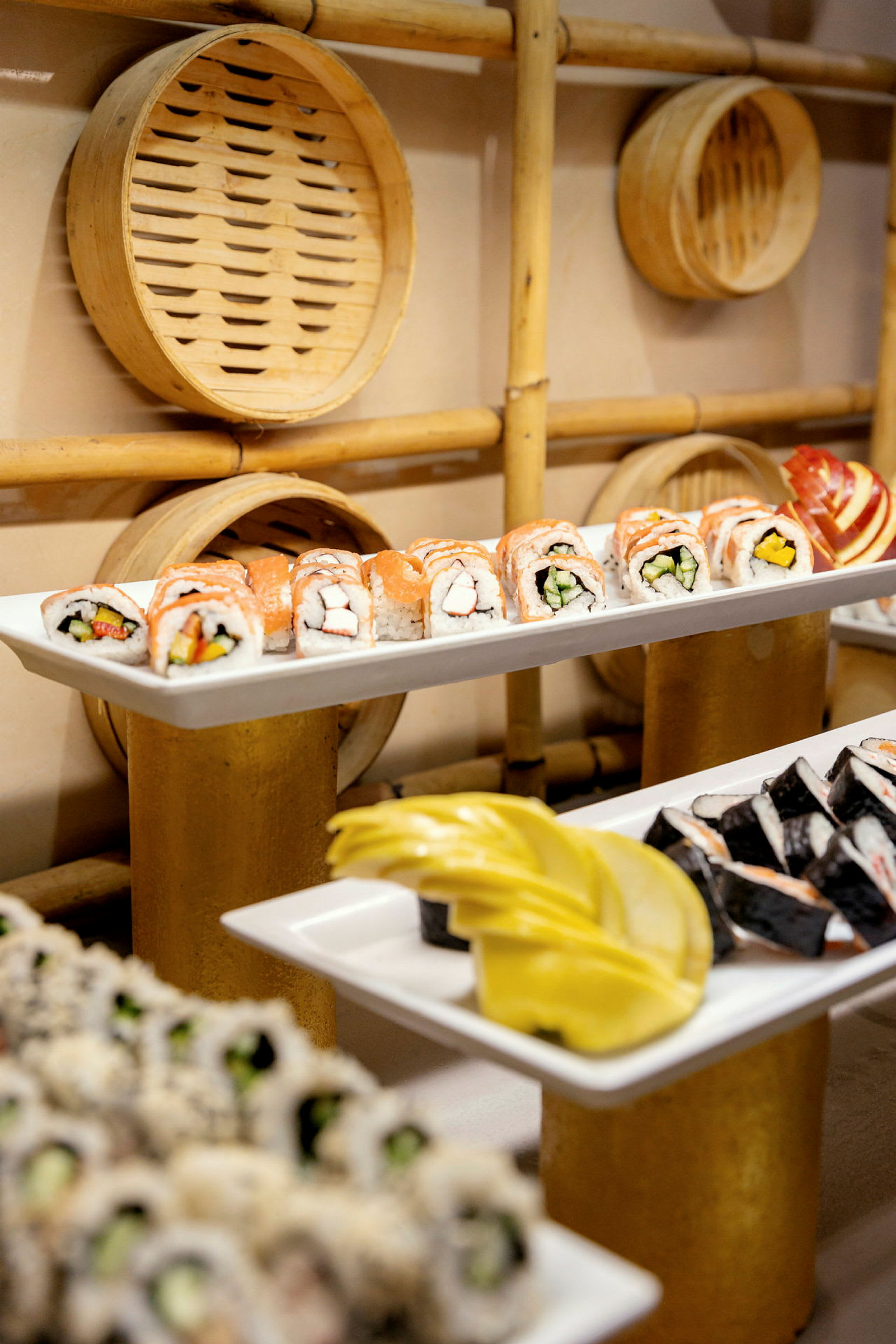Tallerkener med sushi og dekorasjoner i bambus på bakveggen. (AI-generert tekst)