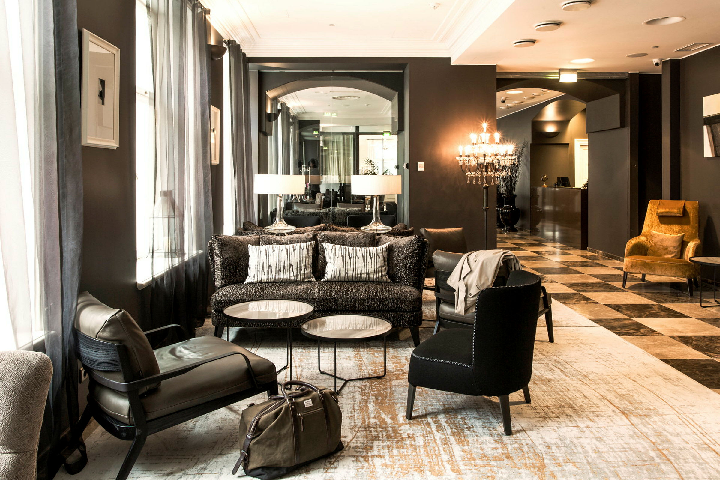Moderne og elegant venteområde eller hotellobby med sitteplasser, marmor gulv og stemningsfull belysning. (AI-generert tekst)